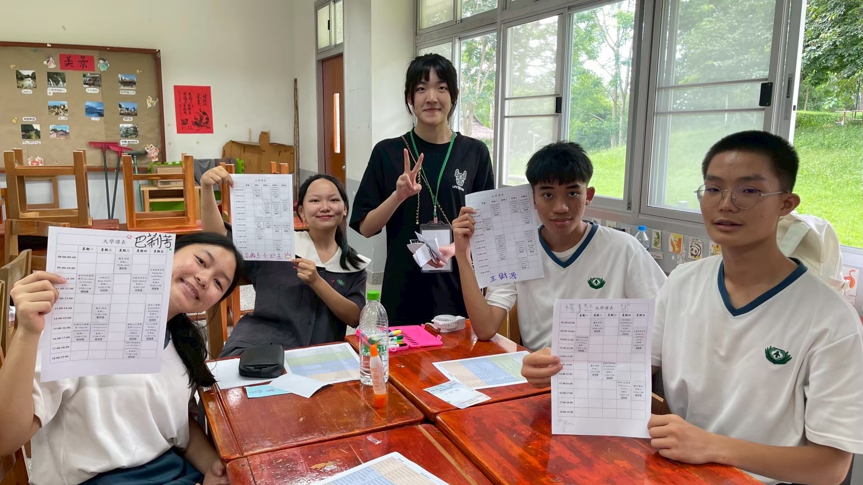 聽完大學生活的分享之後，大家設定一個想讀的科系，在大學哥哥姊姊們的引導下自己選課，排一張屬於自己的大學課表，提早體驗大學生的日常。