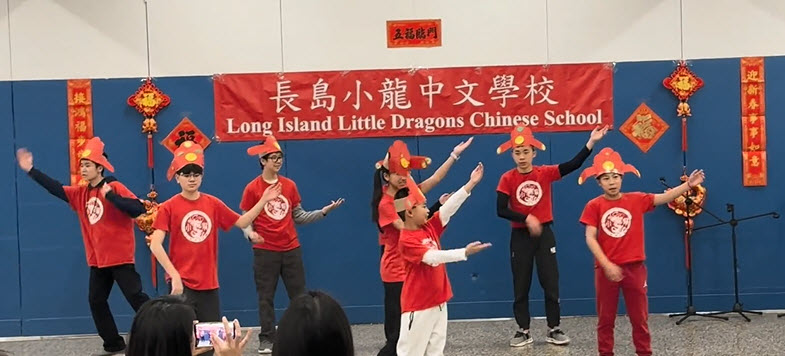 Amber老師帶領B8班的孩子們，累積幾年基礎的中文，打著響板說著流利的馬年數來寶。