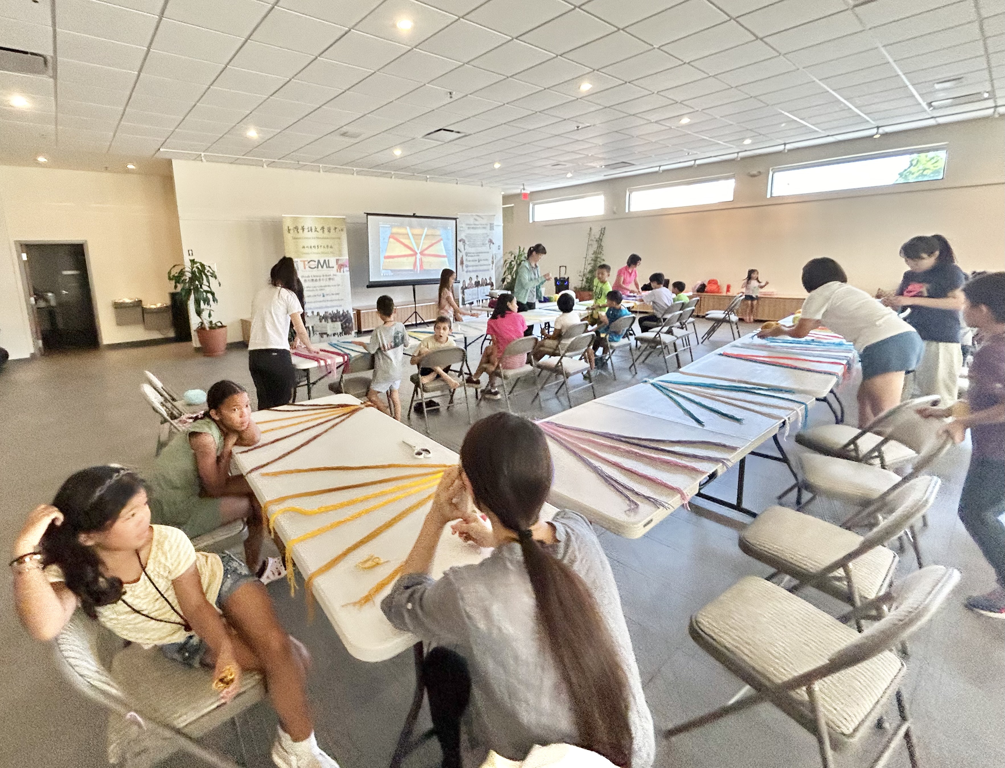 夏令營上課情形 原住民頭飾編織教學