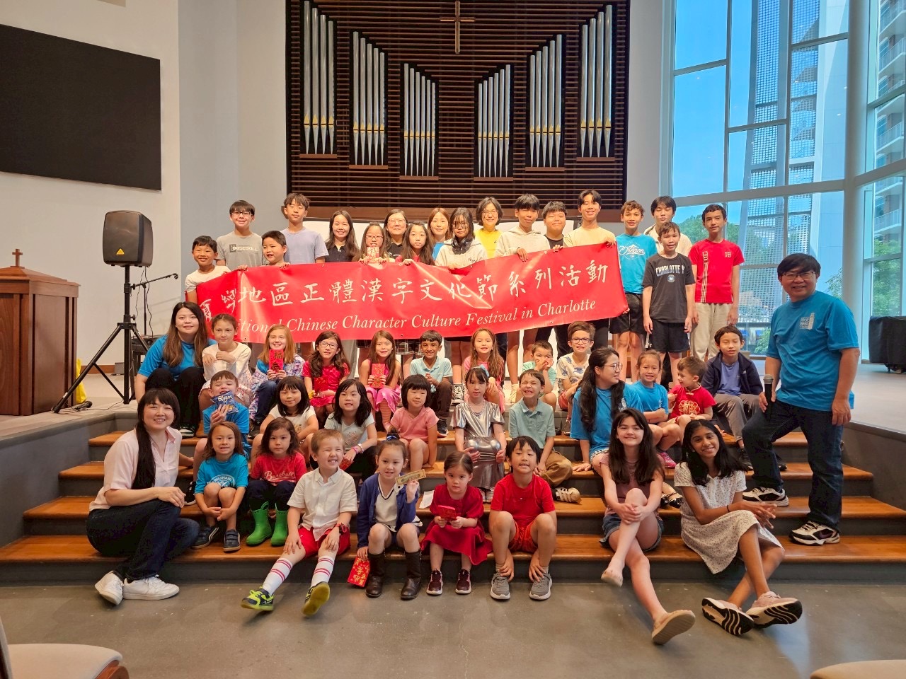 漢字文化節獲勝團隊(上排)及夏樂市中文學校全體師生