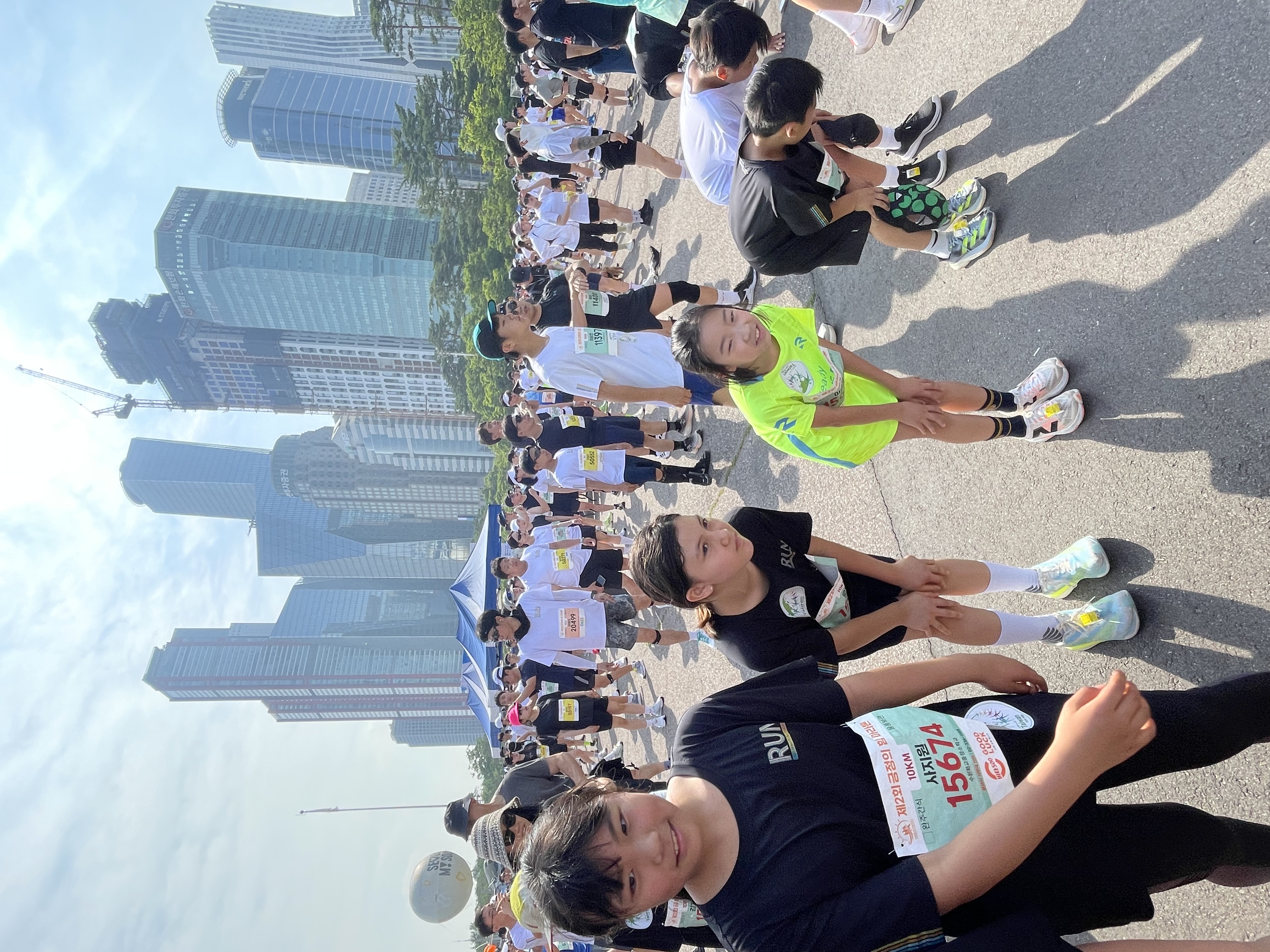 開跑前進行暖身運動，精神抖擻、蓄勢待發