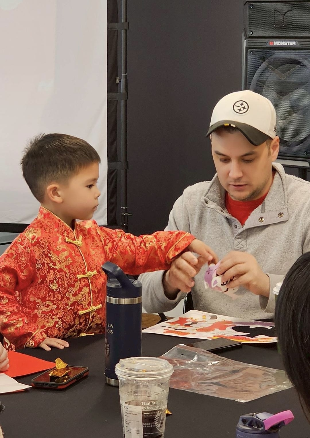 夏樂市中文學校家長小孩合作僑委會燈籠製作