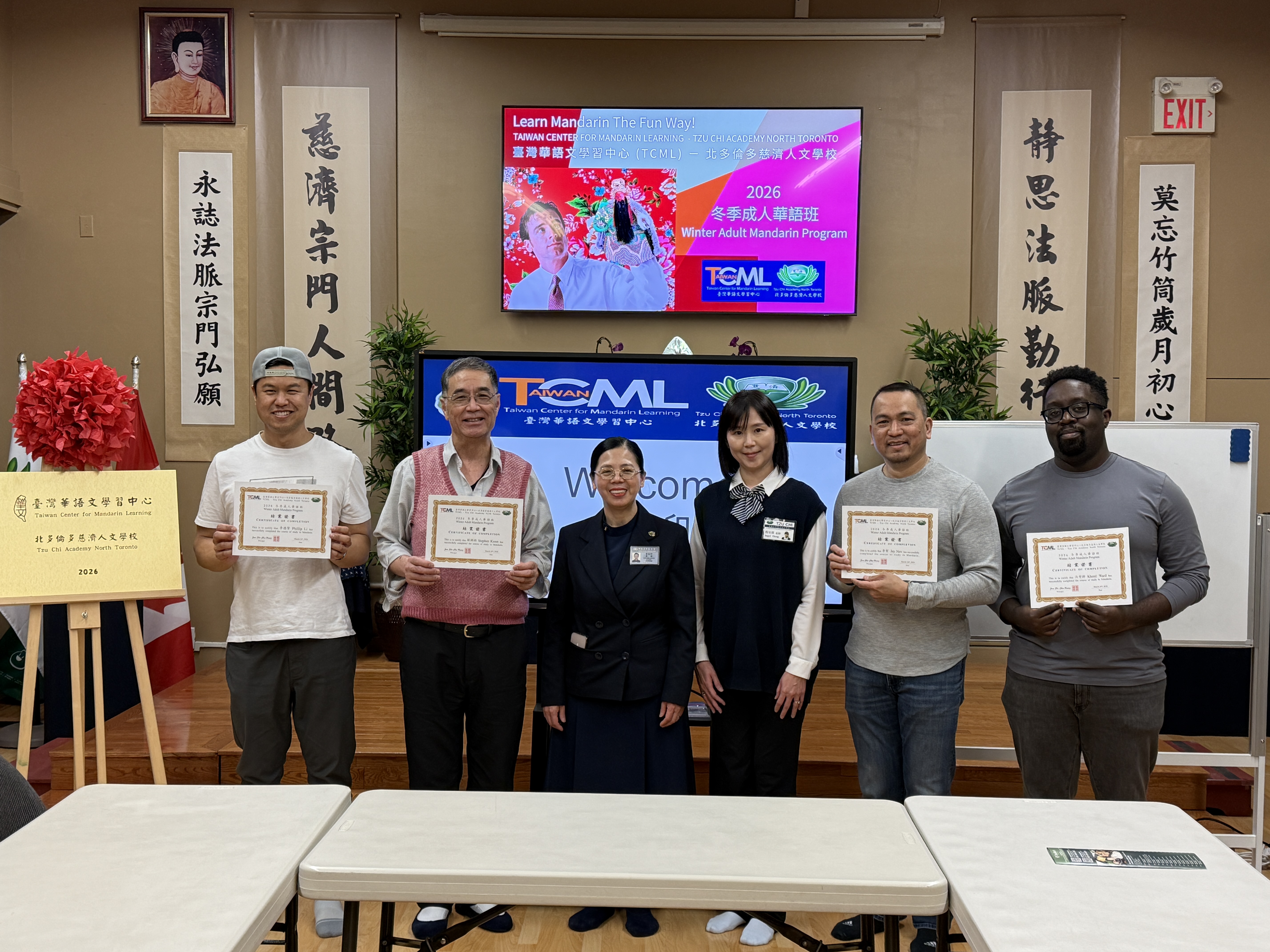 TCML 2026 冬季週二班結業大合照。（左三）北多倫多慈濟人文學校黃淑珍校長、（右三）程安琪老師，與全體手持證書的學員共同開心合影。