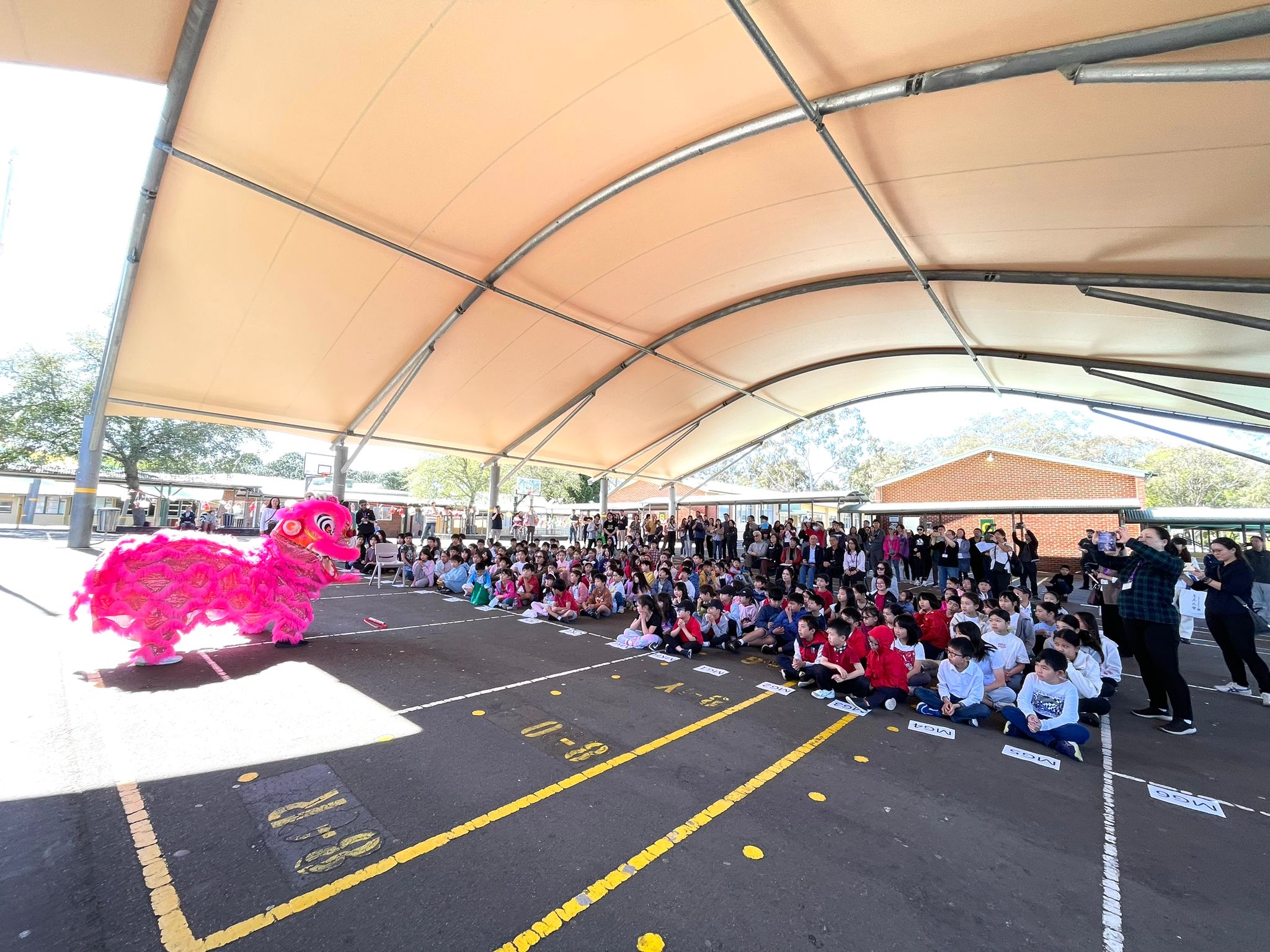學生表演舞獅揭開慶祝會序幕