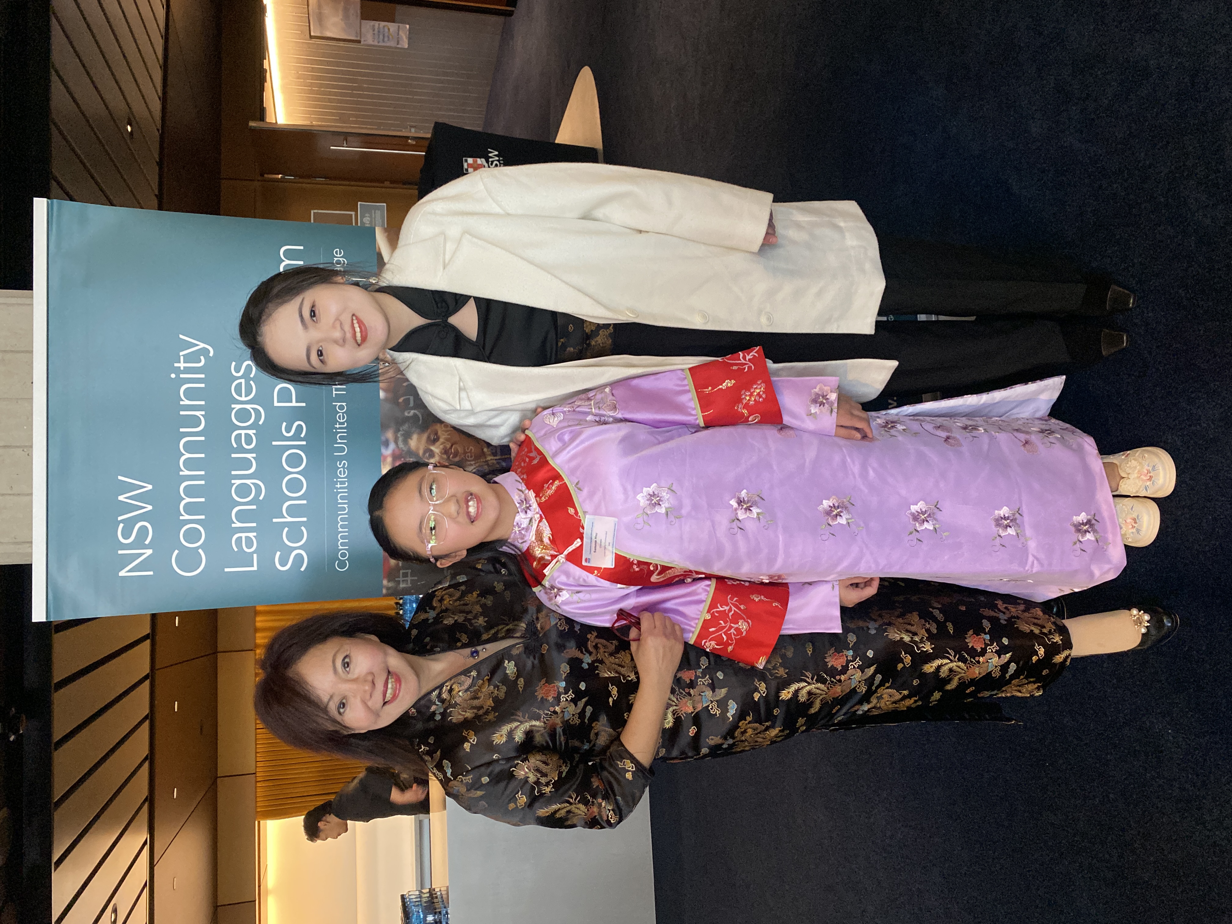 2. 雪梨台灣學校校長劉碧珍(左)及蔡婕晏老師長蒞臨現場, 給同學祝福及鼓勵。