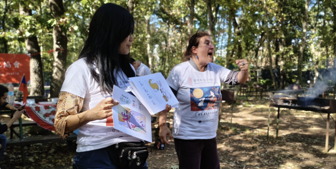 兩位老師講國慶和中秋節由來並且讓與會者猜謎