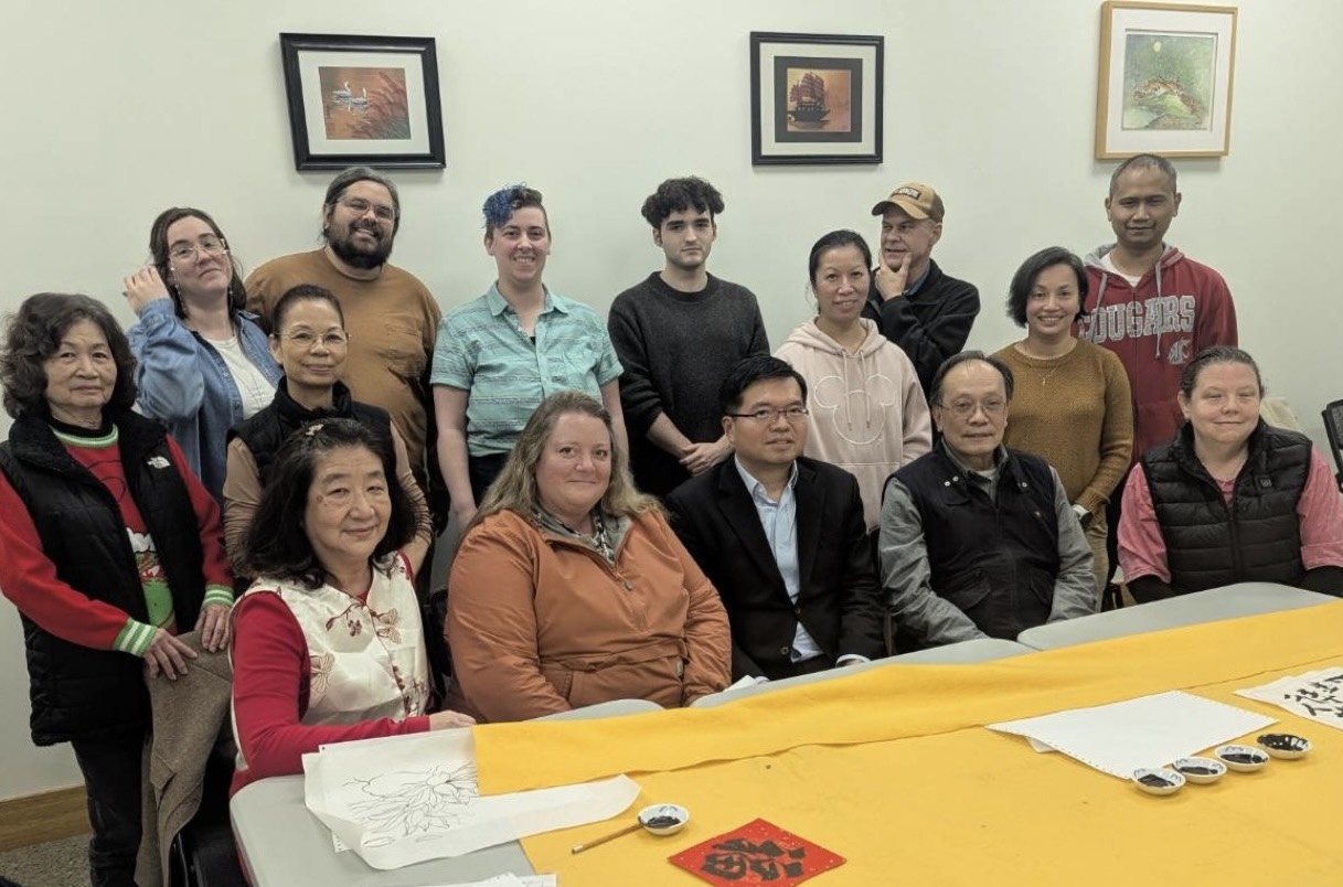西雅圖僑教中心王偉讚主任(左三)與初階二同學及老師合照