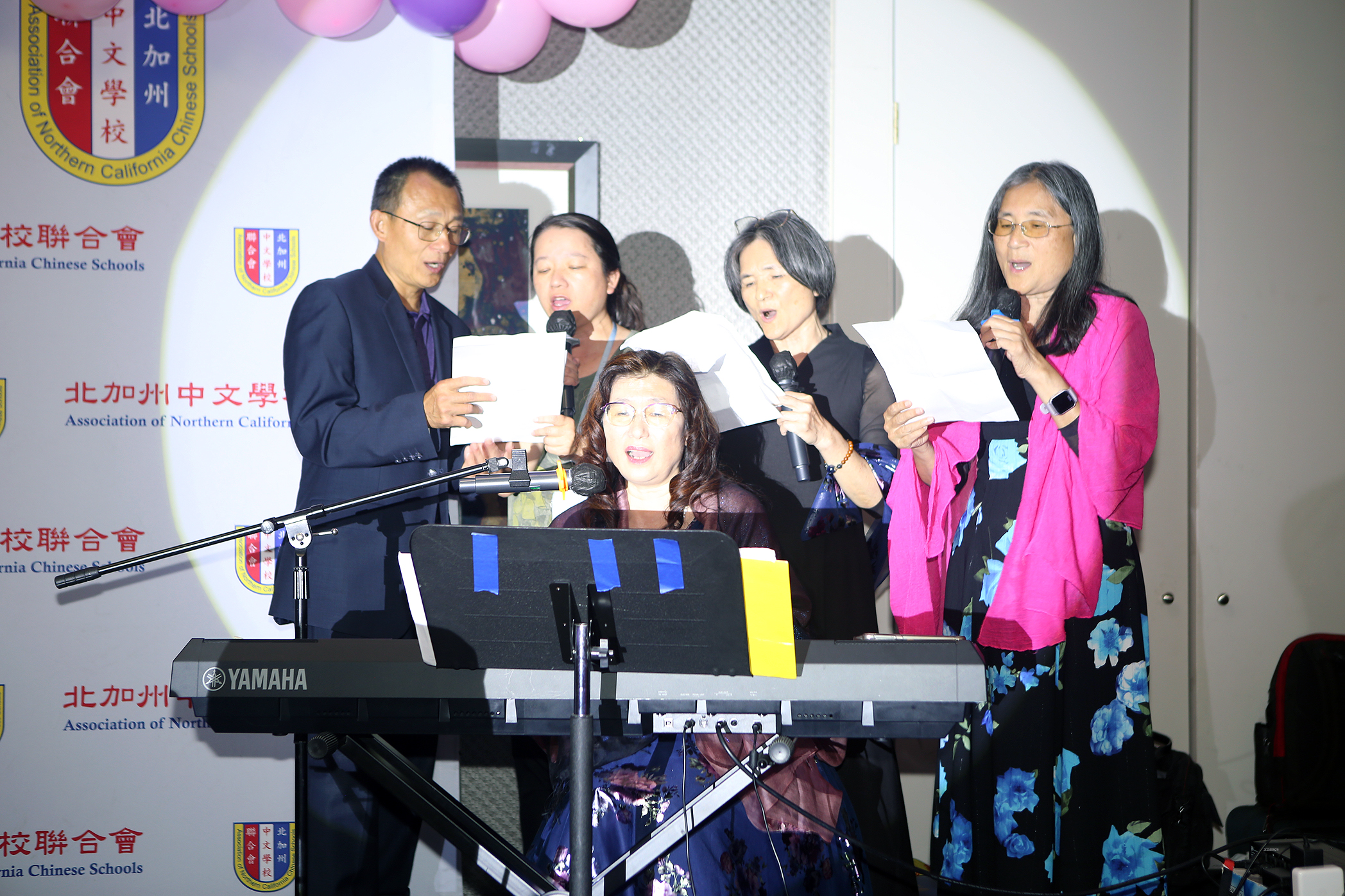 第46屆單聖玲會長其家人們一起合唱自己作詞作曲的“相繫一生”