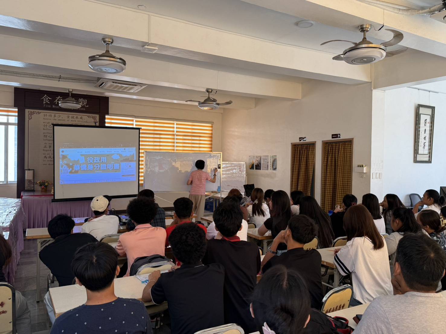 王鈴惠老師進行華語發音與基礎會話教學，學生專心聆聽、積極互動。