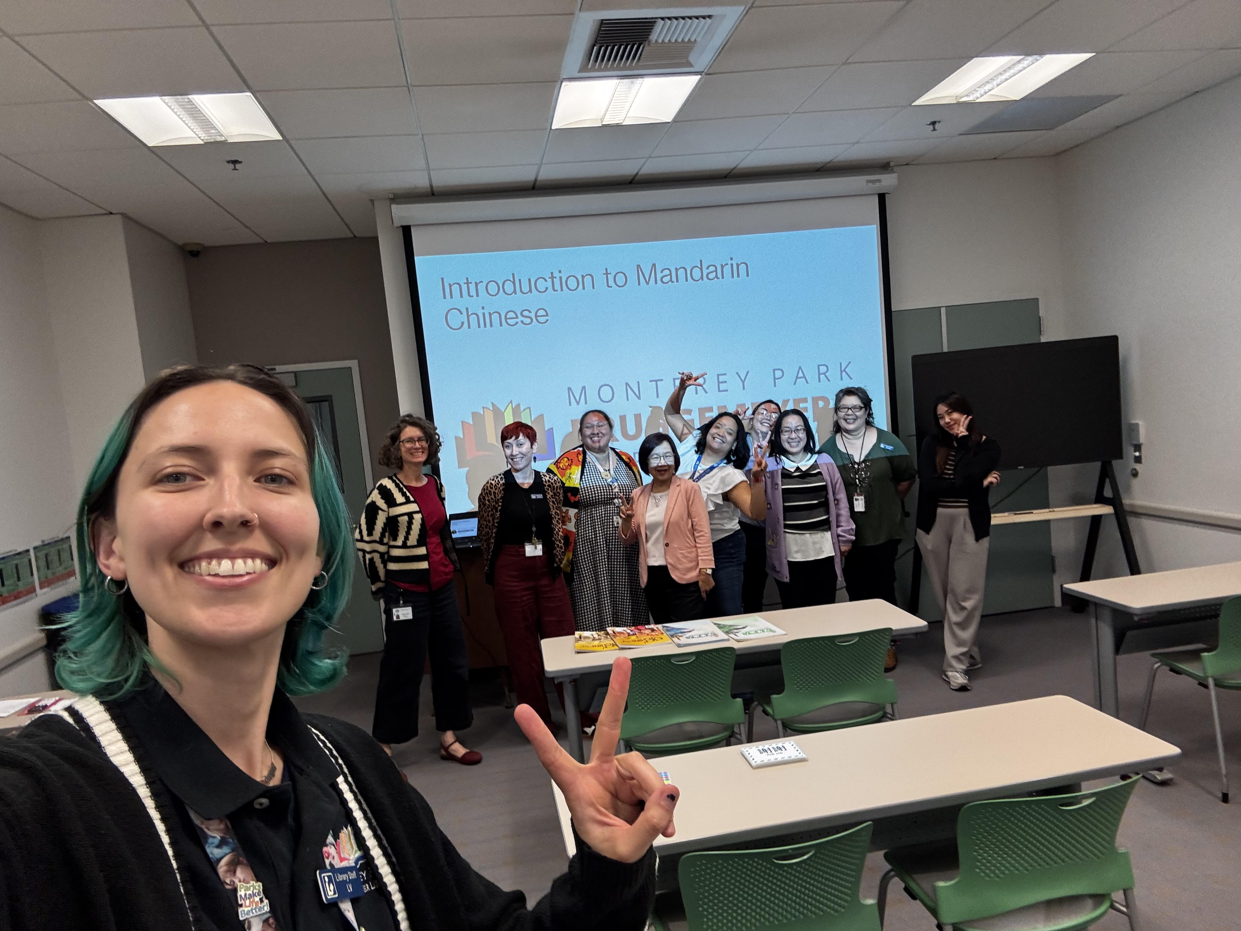 蒙市圖書館員工開心愉悅學華語