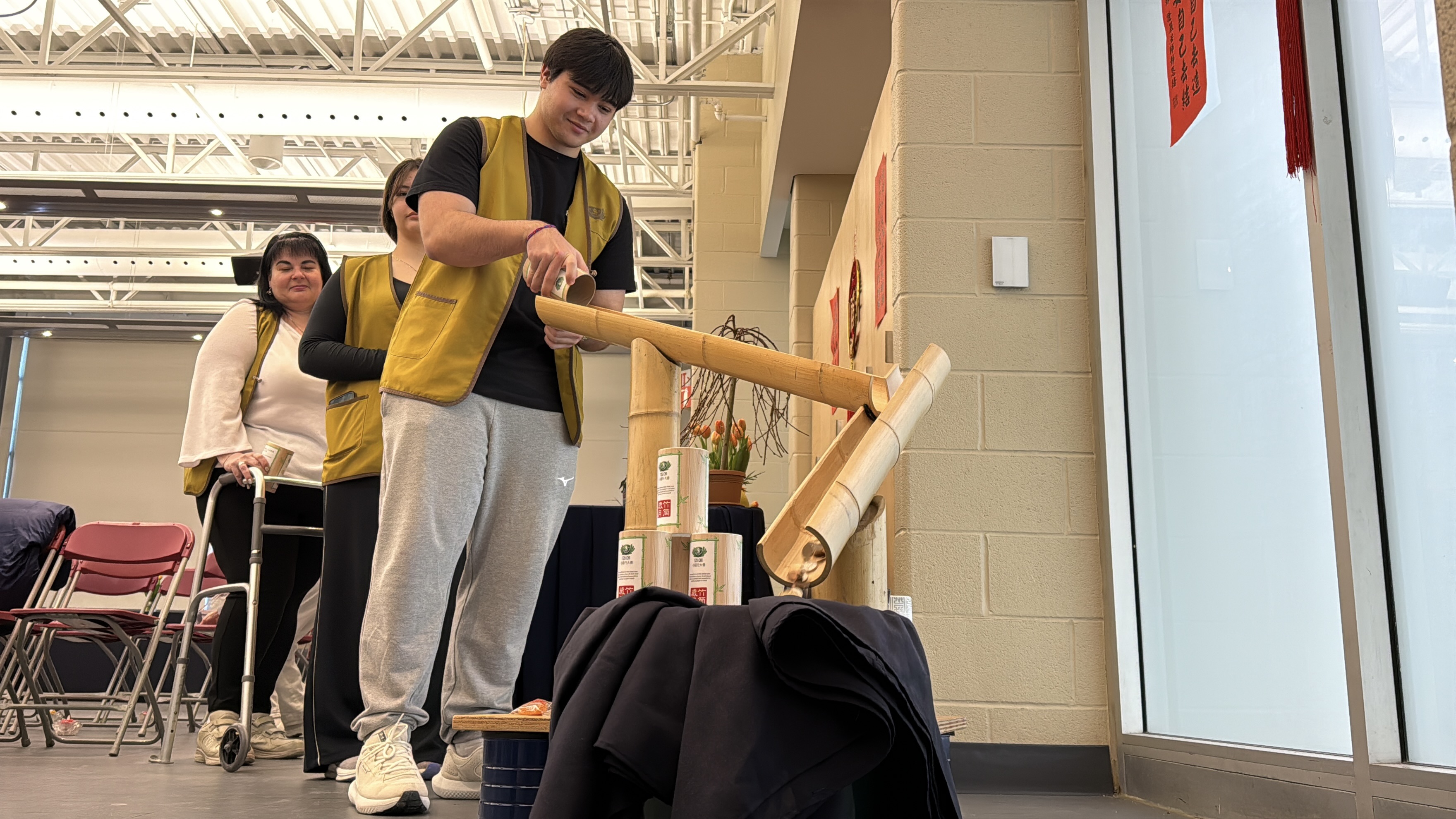 烏克蘭新住民投竹筒行善助人