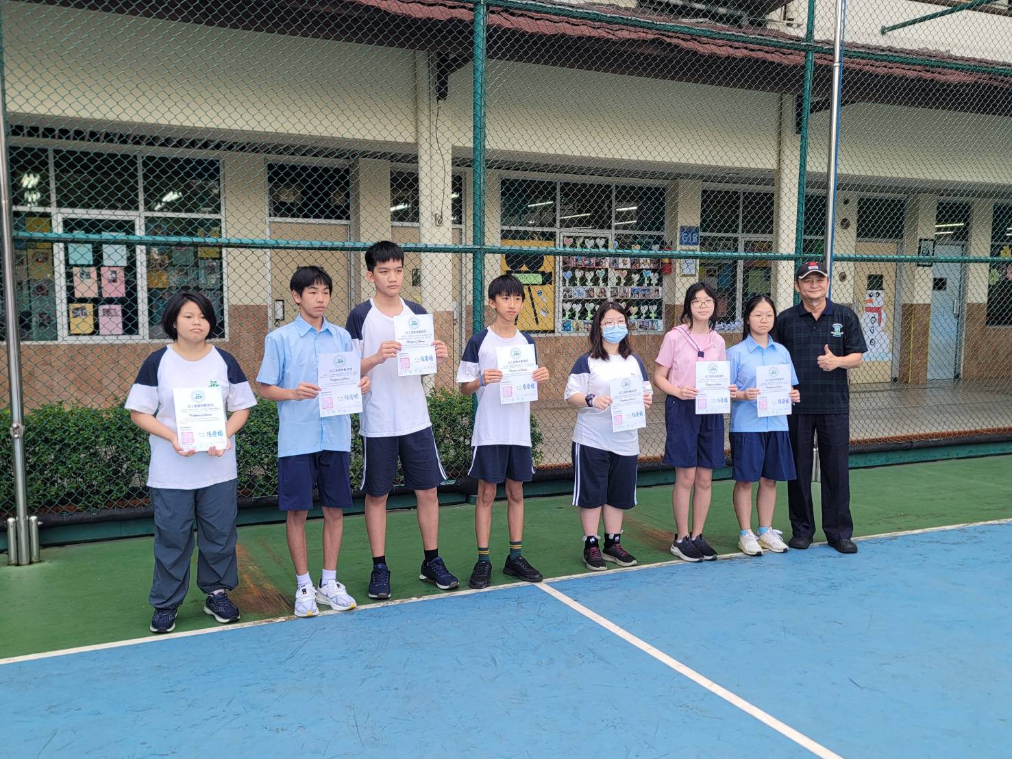 張又升(左四)同學於升旗典禮上接受張晉福校長(右一)表揚