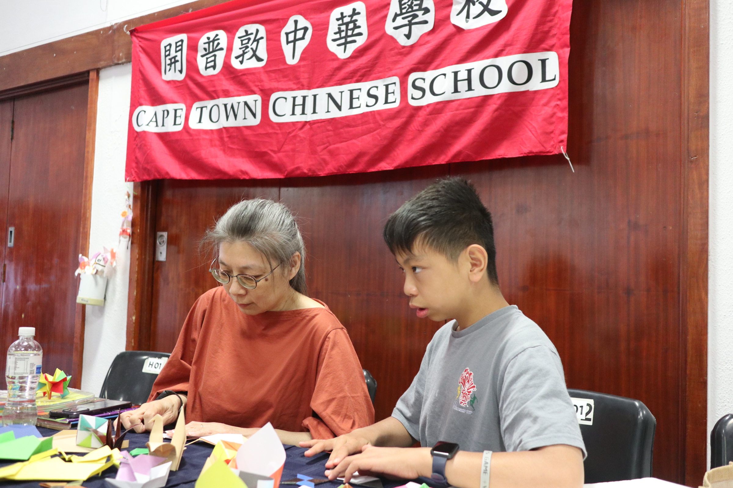 學生們學習摺紙藝術，創作精美的作品。