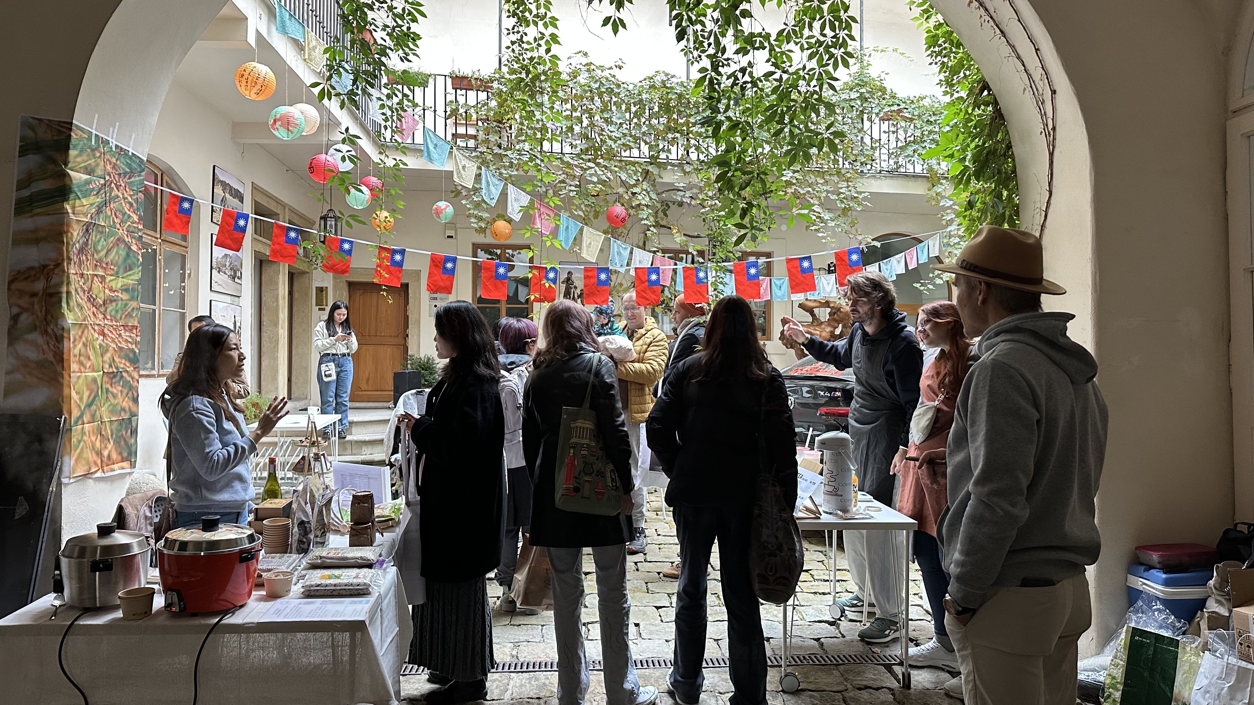 宣傳臺灣美食、文創商品的臺籍商家進駐擺攤