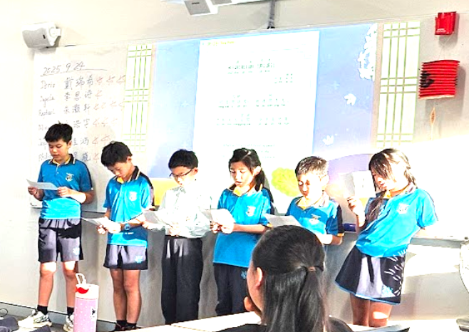 同學齊聲朗誦中秋詩歌，歌頌明月與團圓的美好。