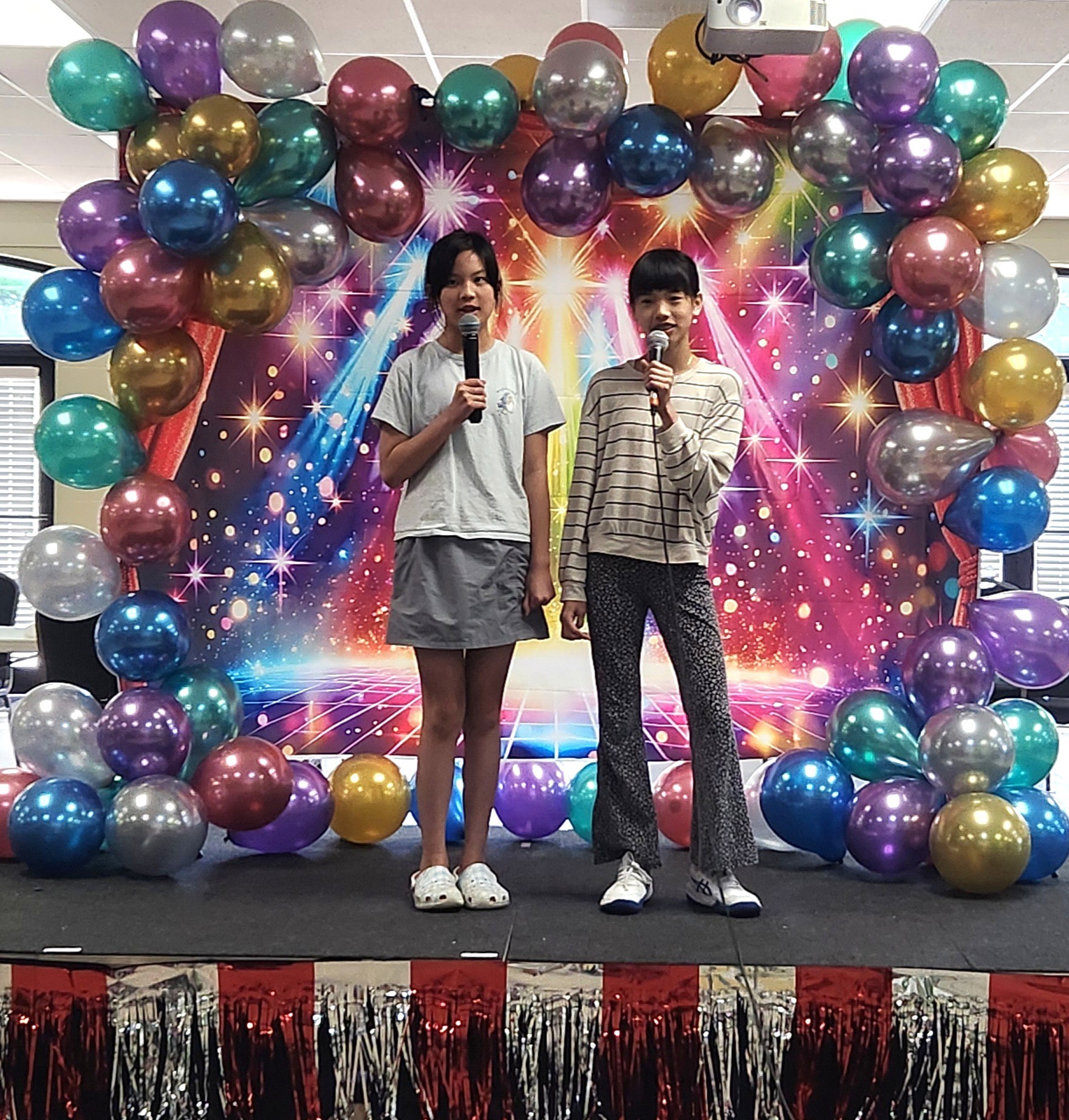 六年級施柔衣和七年級張艾攸演唱〈外婆的澎湖灣〉，歌聲清麗。