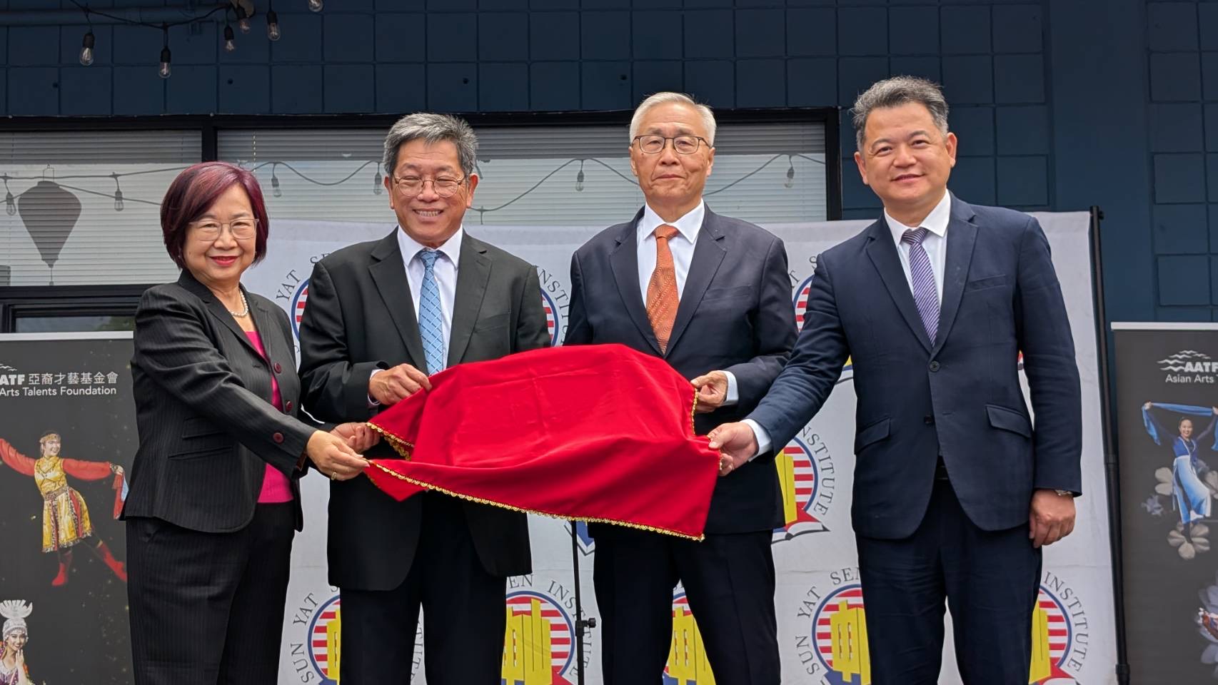 僑委會張良民副委員長親臨洛杉磯主持TCML-中山學校揭牌典禮、駐洛杉磯辦事處紀欽耀處長、中山學校郭元培董事長、車慶餘校長共同揭牌