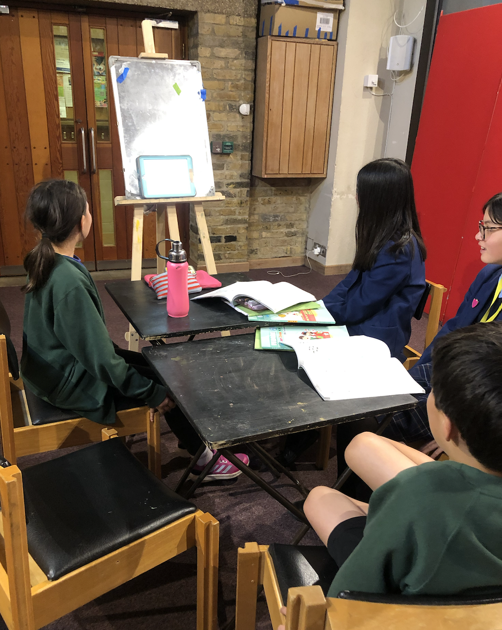 在賽前的合唱練習中，團隊成員們彼此之間展現了高度的團結和合作精神。