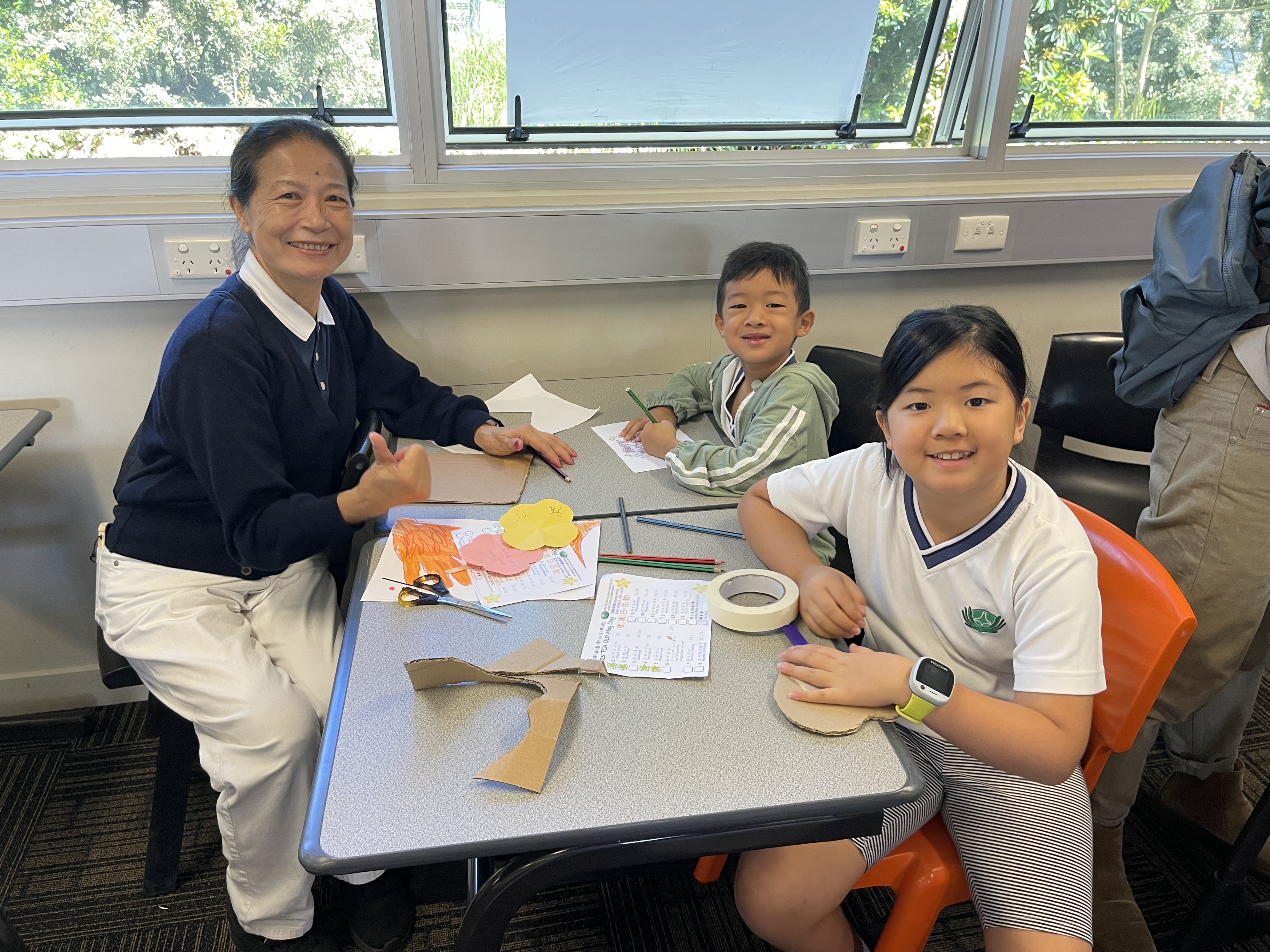 阿嬤跟孫子們一起製作卡片