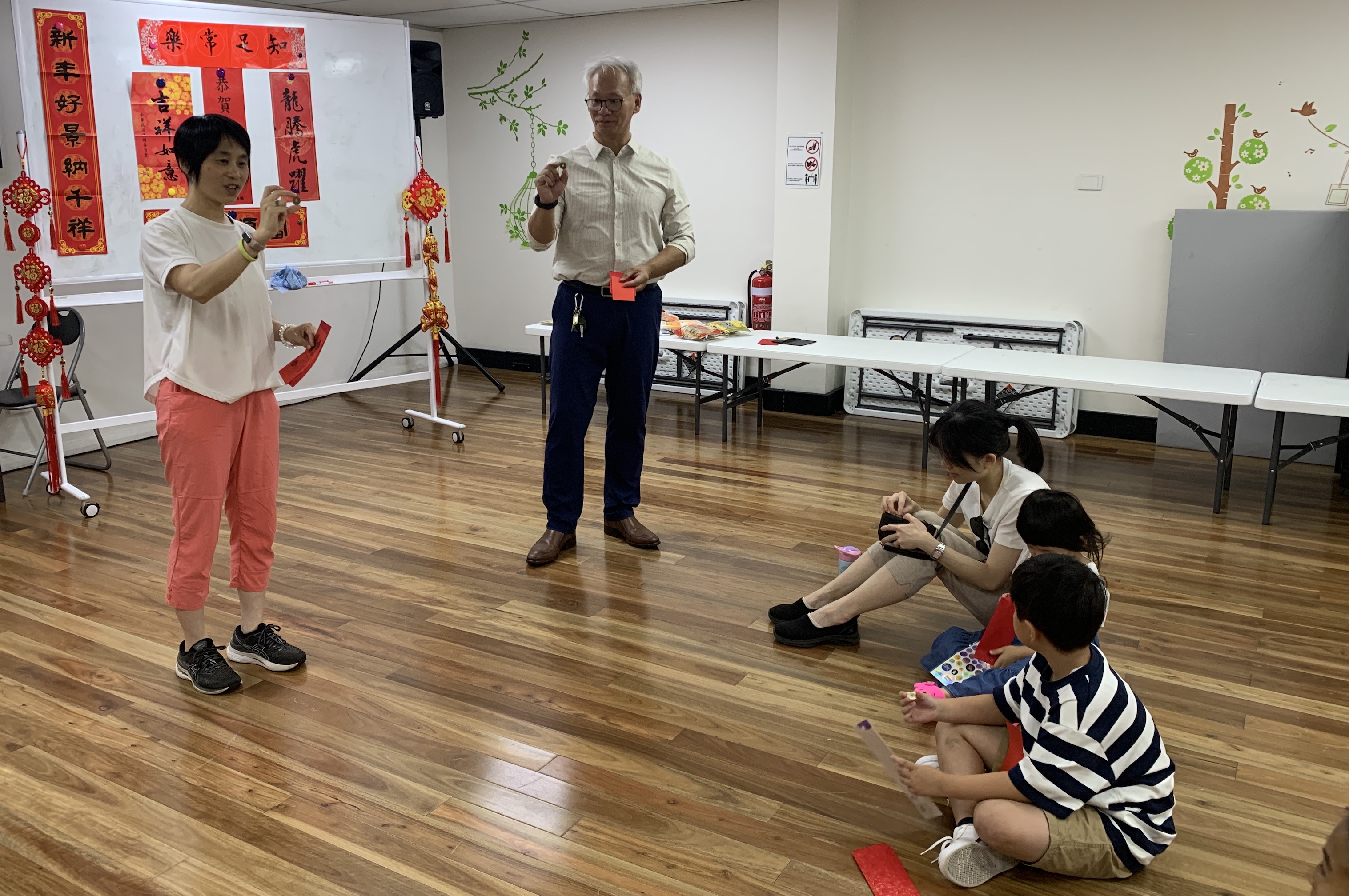 老師說明古錢幣『外圓內方』的做人處事道理