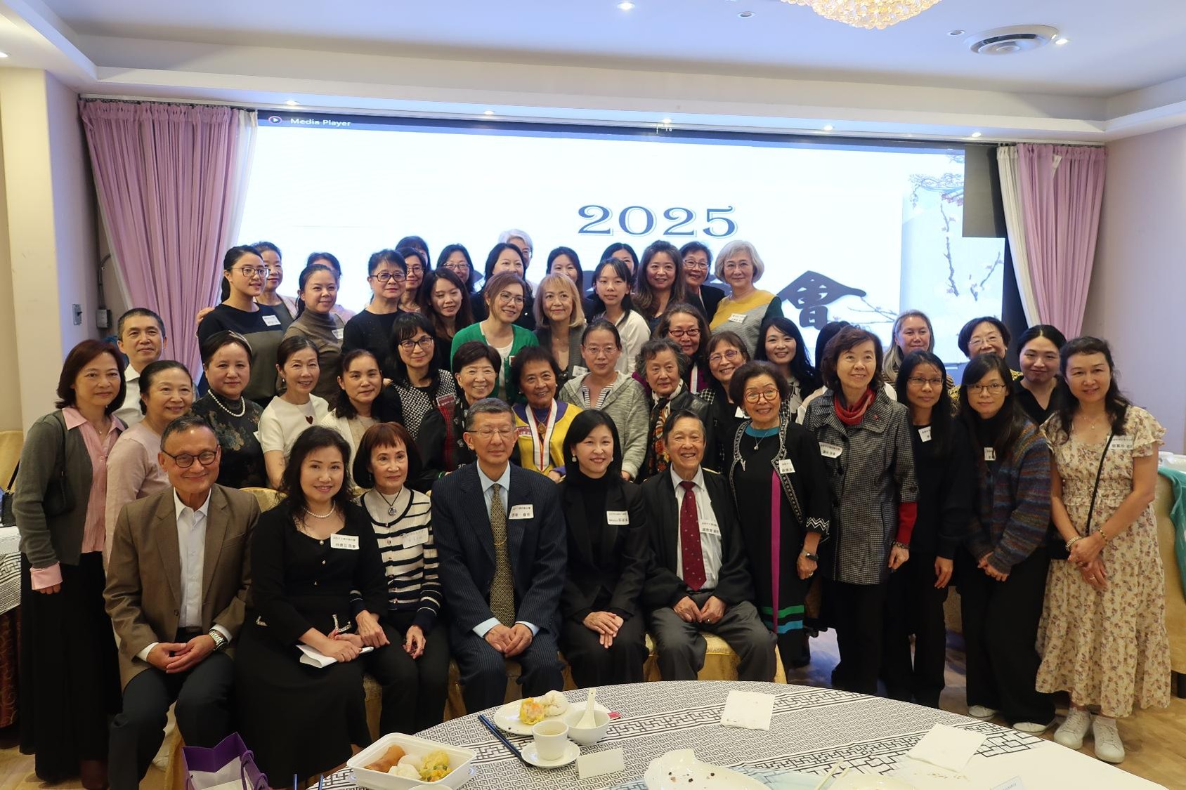 2025年敬師茶會與會教師及嘉賓大合影，齊聚一堂共慶佳節。