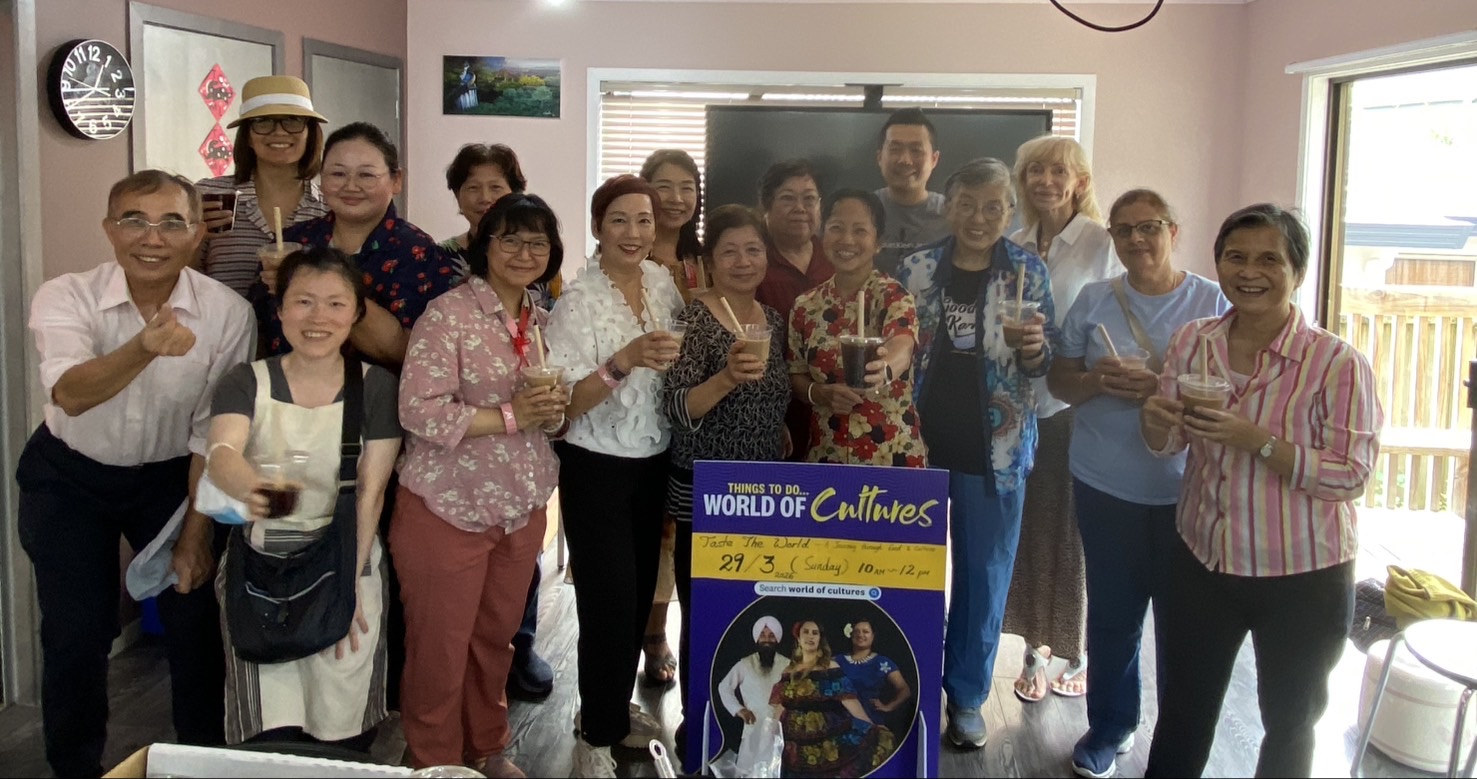 工作人員結束活動後，人手一杯珍珠奶茶一起合影