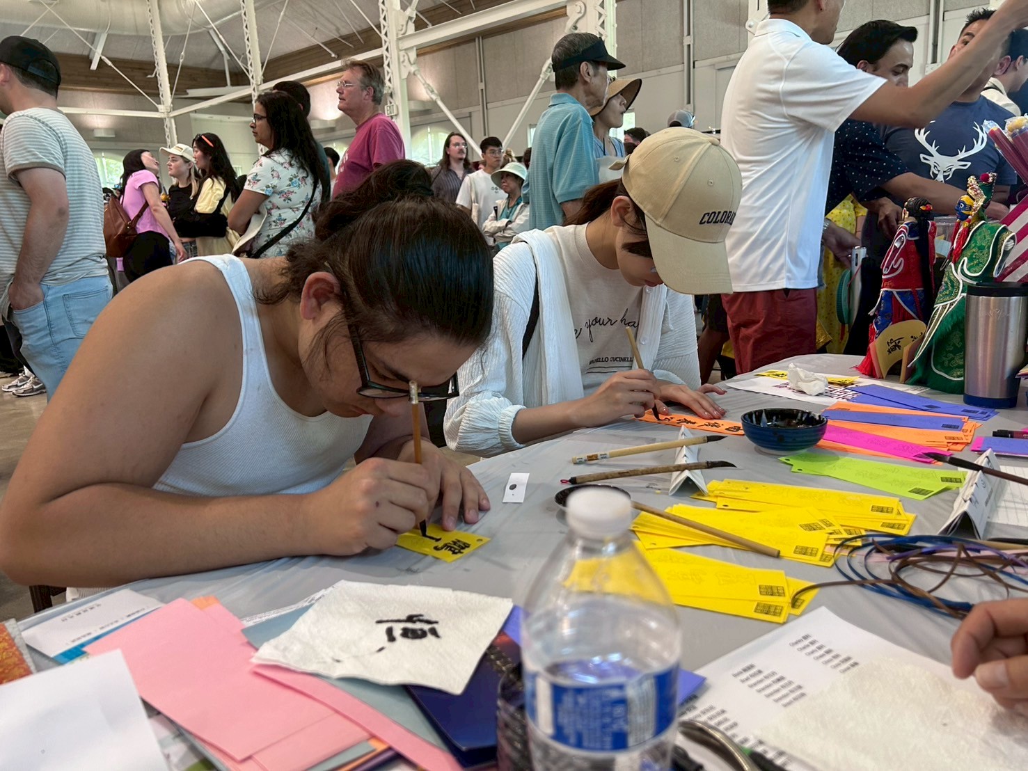 訪客用毛筆書寫字卡的專注神情