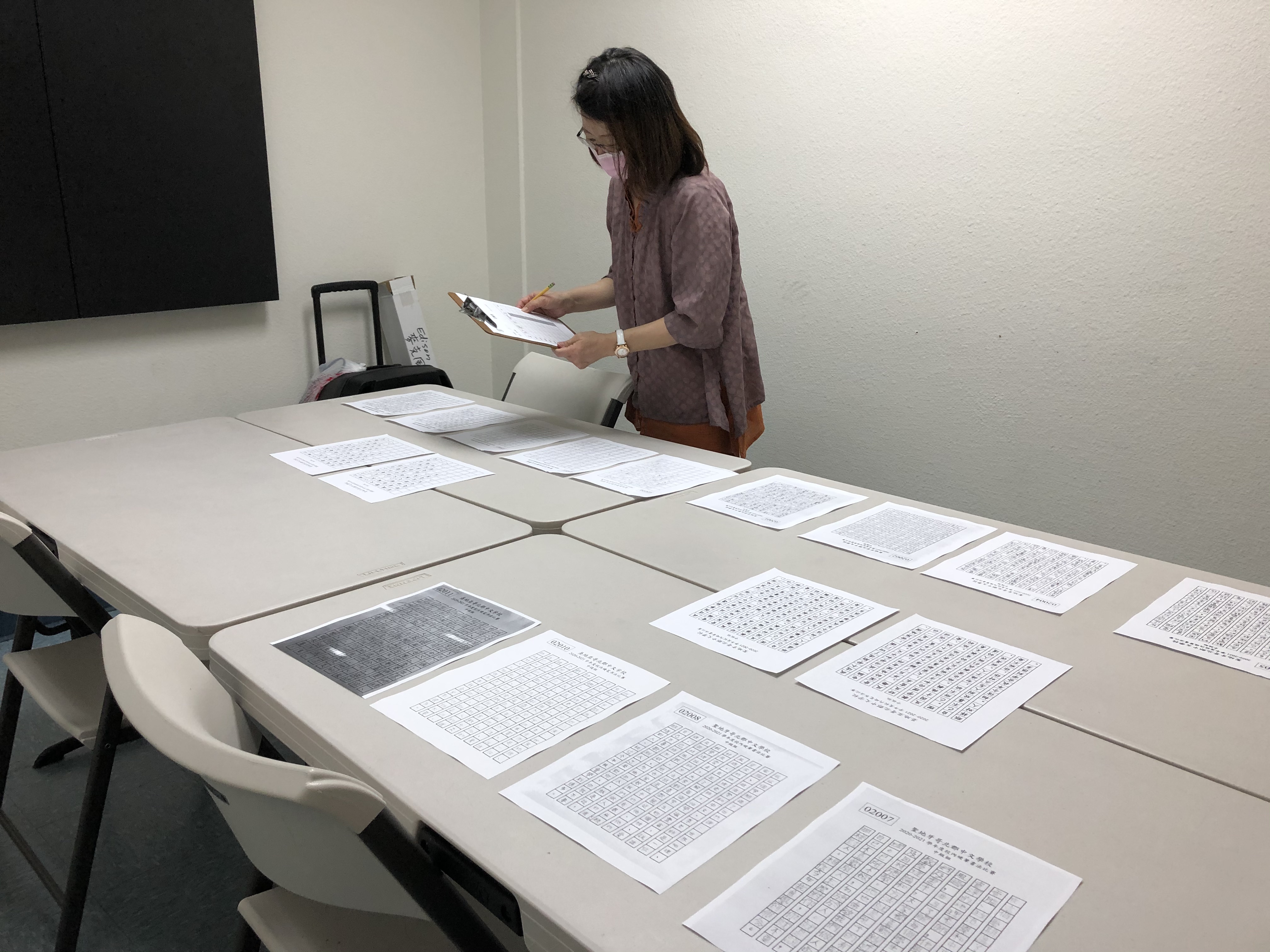 評審黃玲玲校長為決賽作品評分。