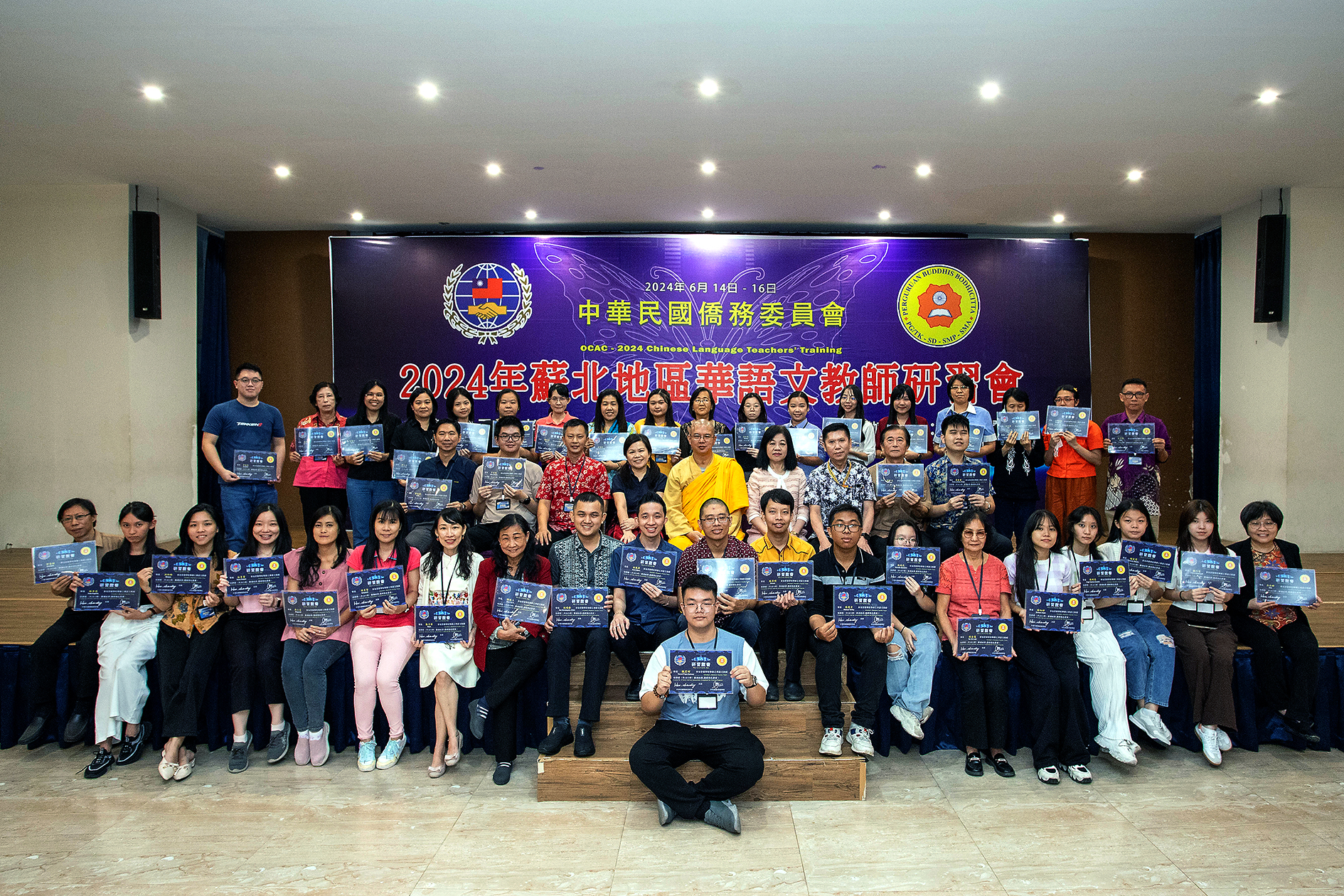 菩提學校創辦人上學下源法師、台灣駐印尼代表處僑務組李淑玲組長、培訓老師洪孟君及籌委會兼菩提學校中文主任林武勝老師與全體參加訓練老師們在結業後合影留念