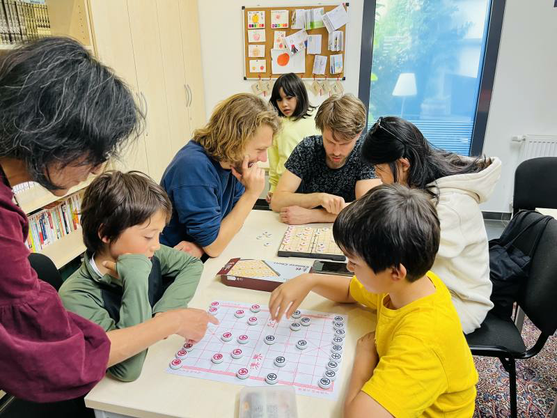 大朋友小朋友專心下象棋