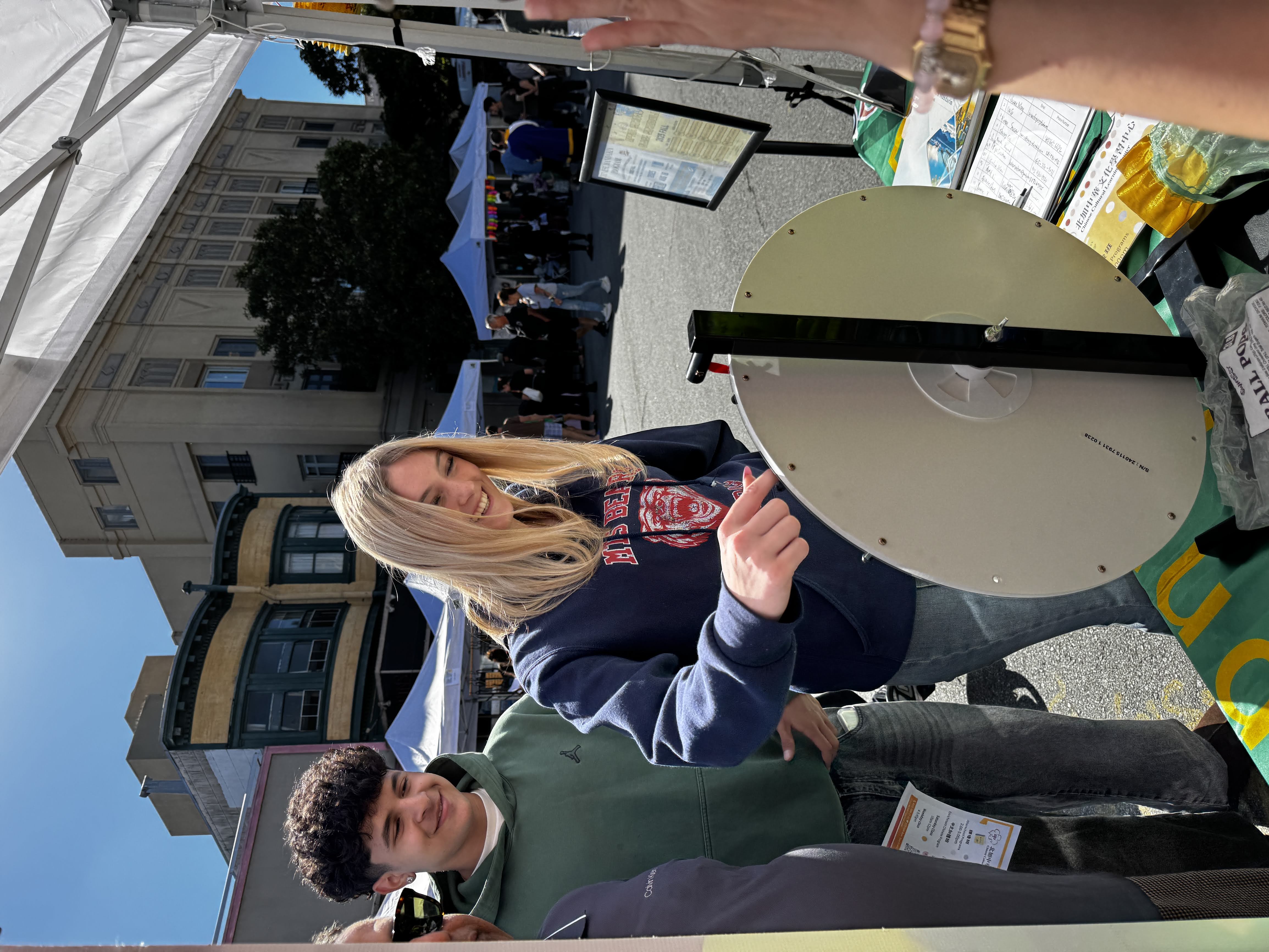 校長與學員們在攤位開心合影