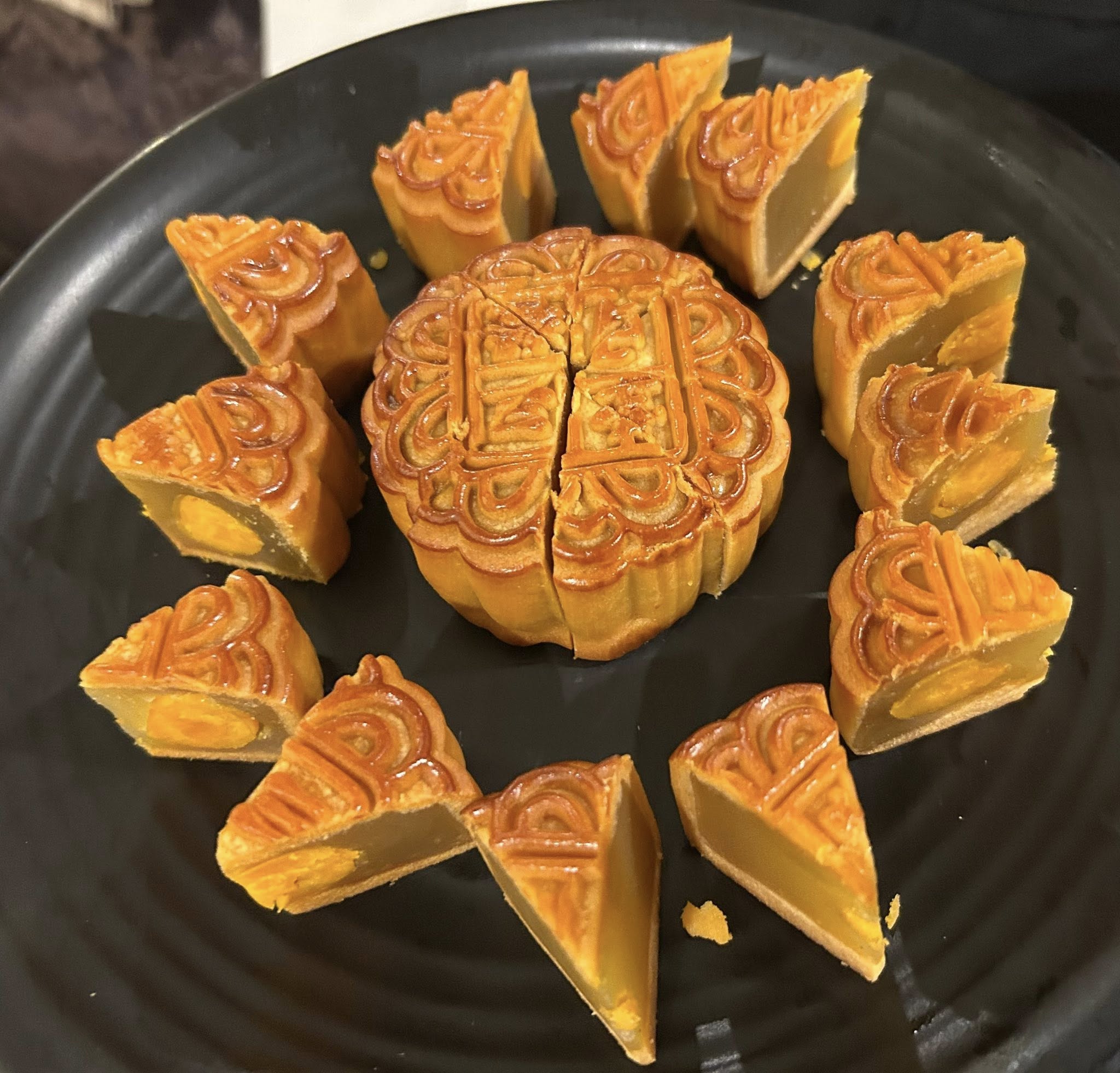 慶祝中秋節好吃的雙黃蓮蓉月餅