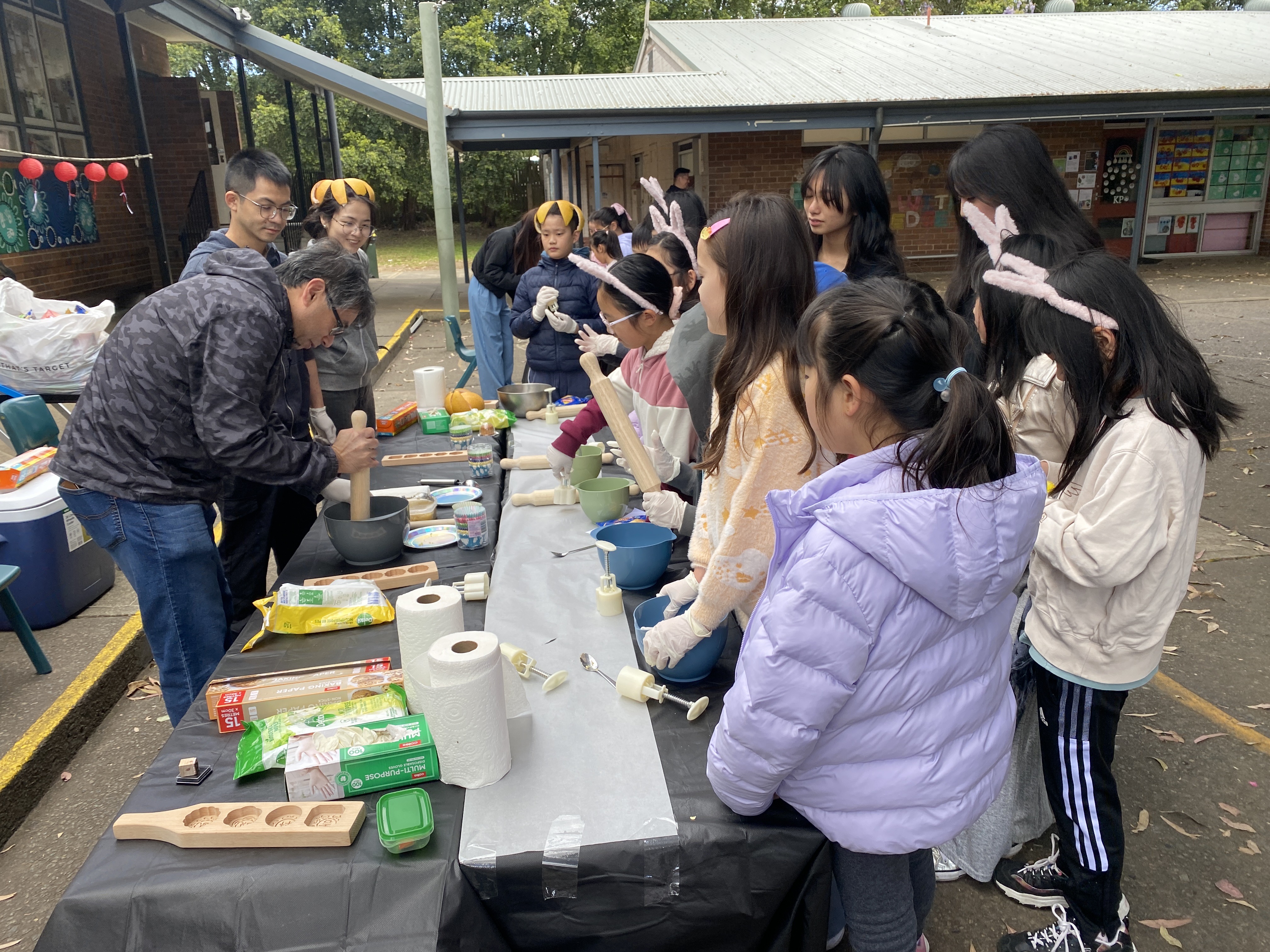 玉兔搗藥及月餅製作攤位最受歡迎