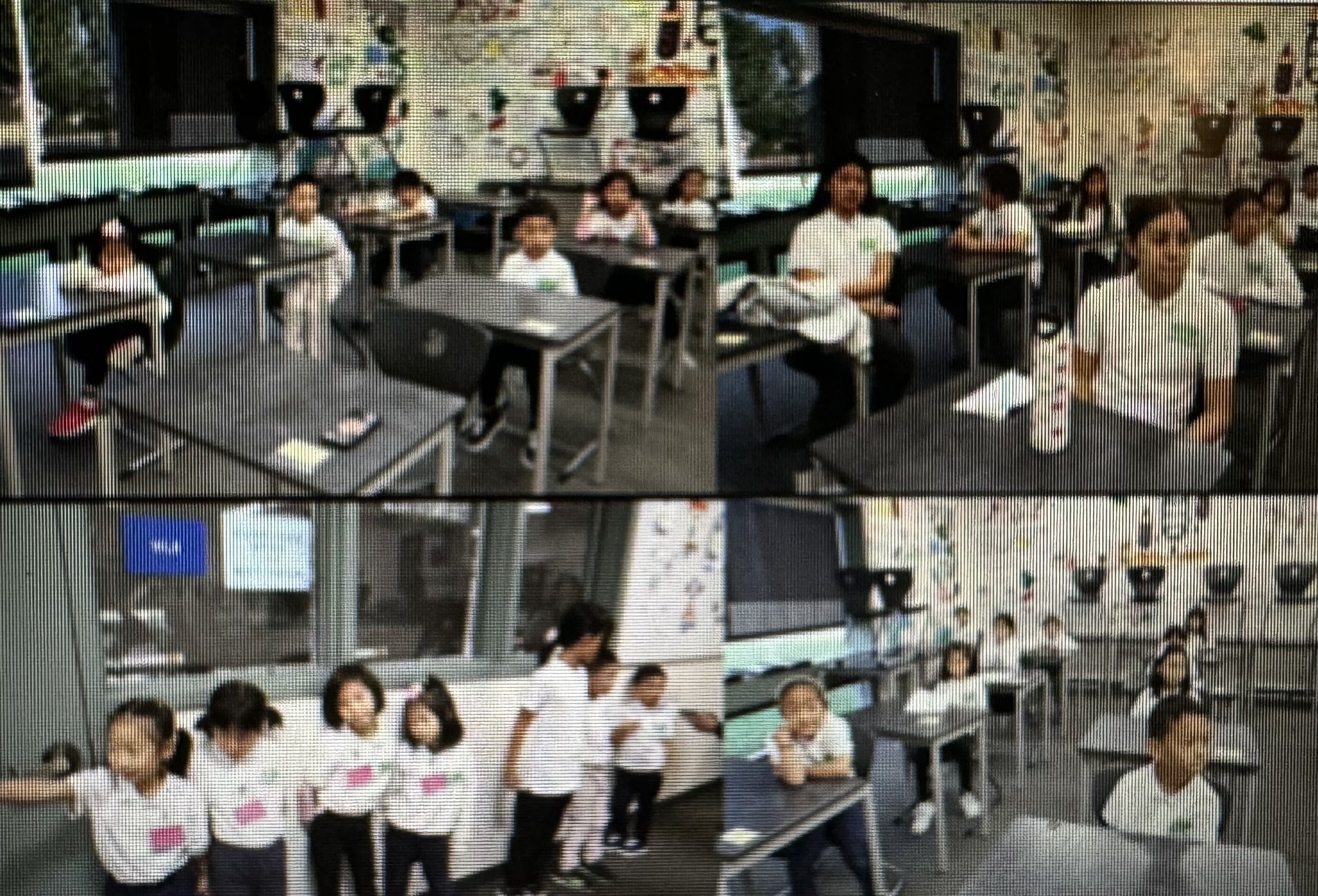 學生很仔細地聽比賽前注意事項！