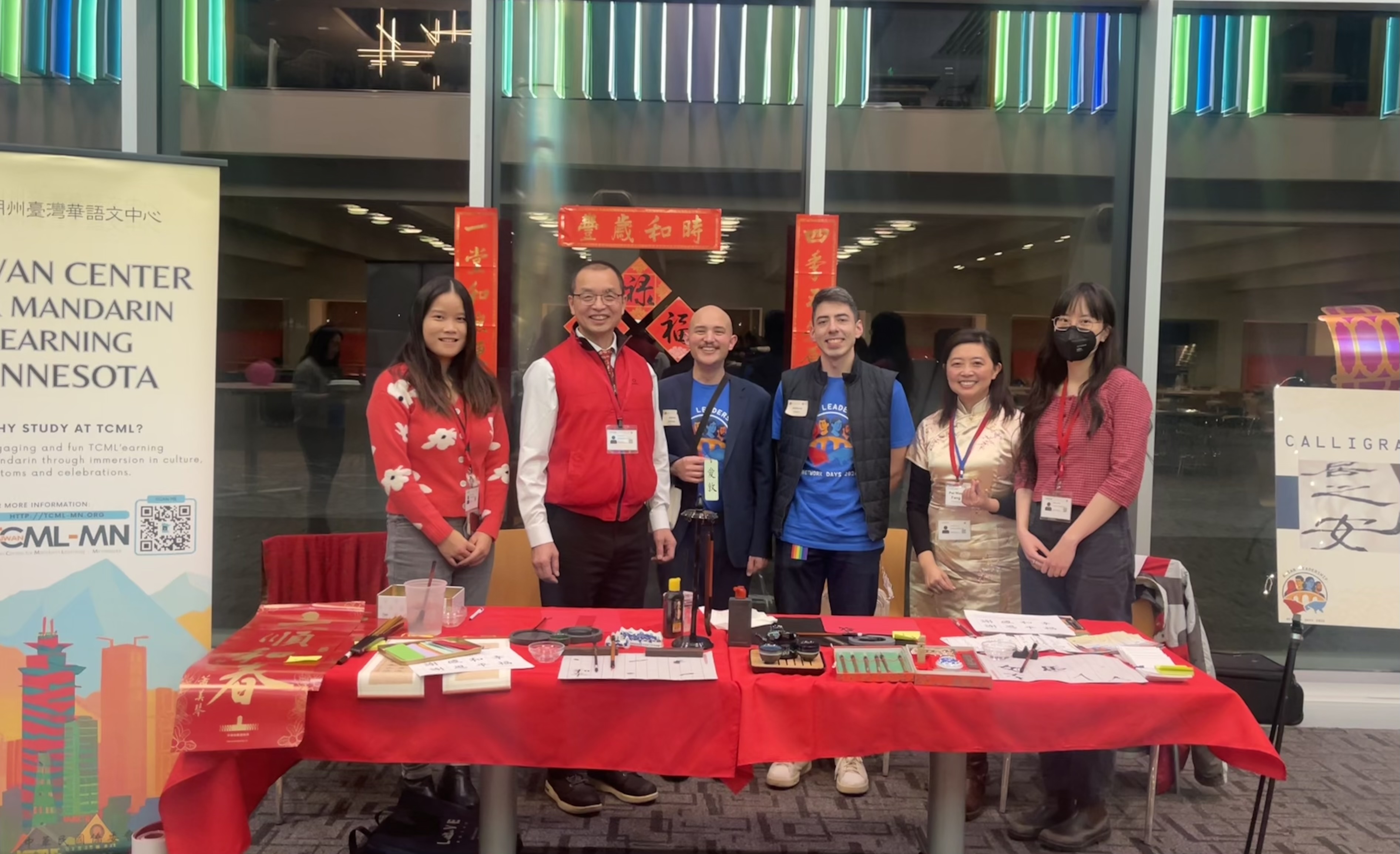 Anthony(右三）是TCML一年級的學生也是企業的員工。他介紹TCML到企業中參與亞洲領導日的活動。