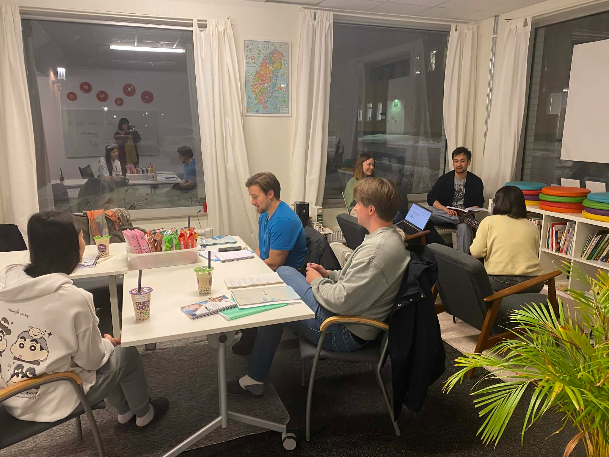 課堂安排教學助理全程陪伴，作為中文母語者引導學員使用中文交流