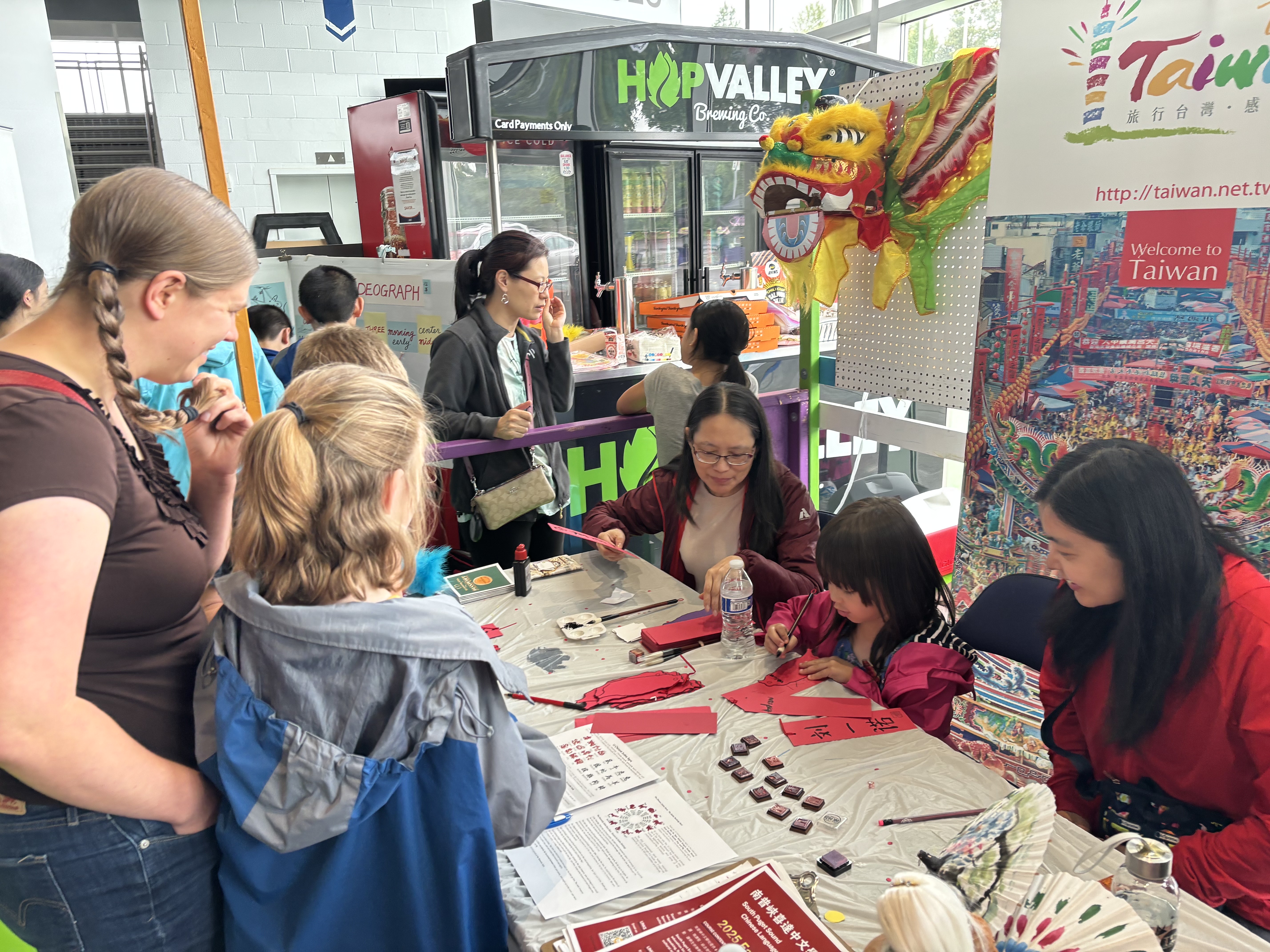 鄧儷冰、范筱梅老師協同家長及學生負責「姓名書籤」書寫