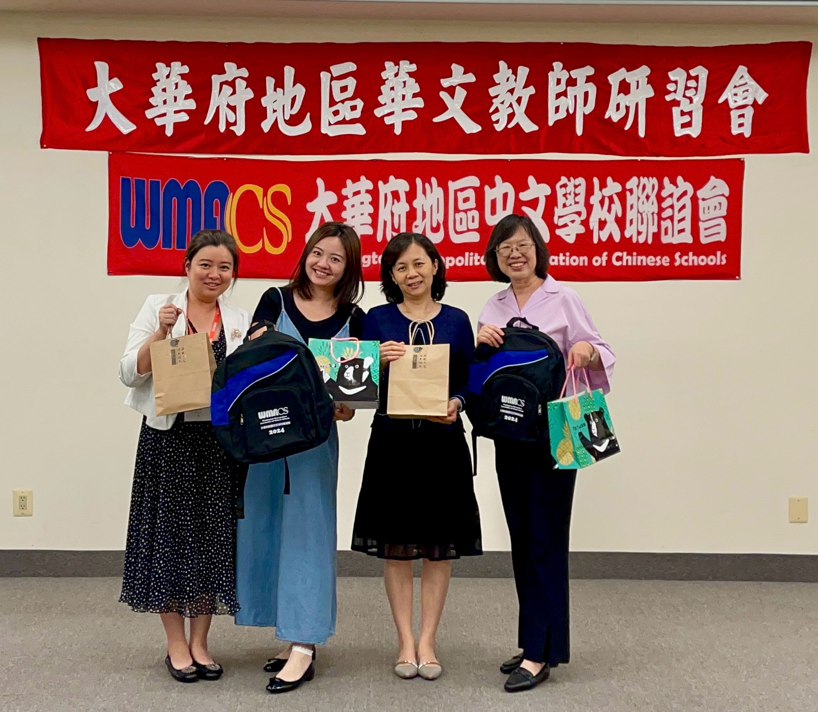 結業式紀念品互贈(左起 李中慧總幹事，林子敬老師，楊佳欣副主任，蔡雅薰老師）