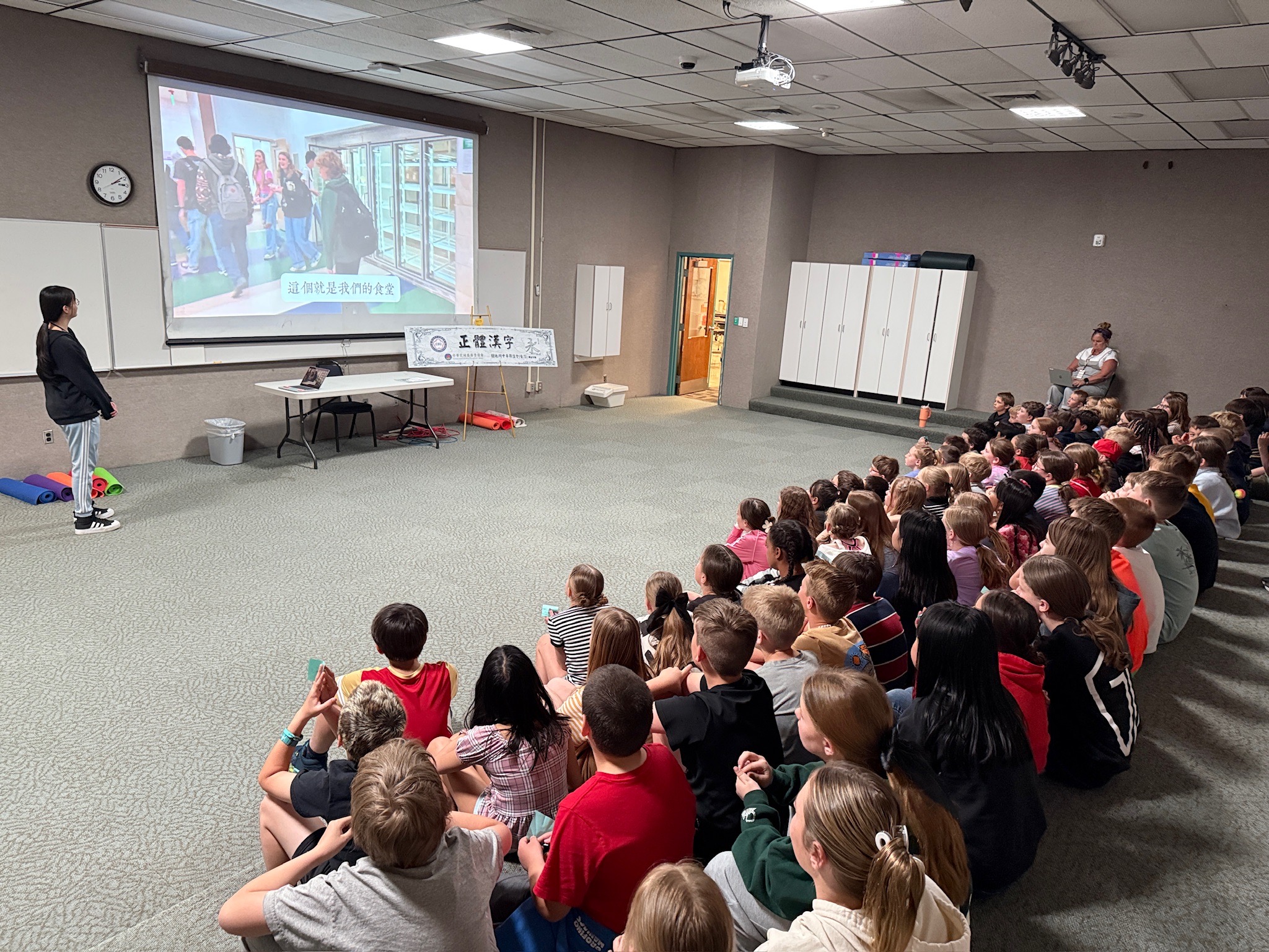 黃銘暄同學為猶他州德柏國小學生介紹美國高中生的日常一天影片