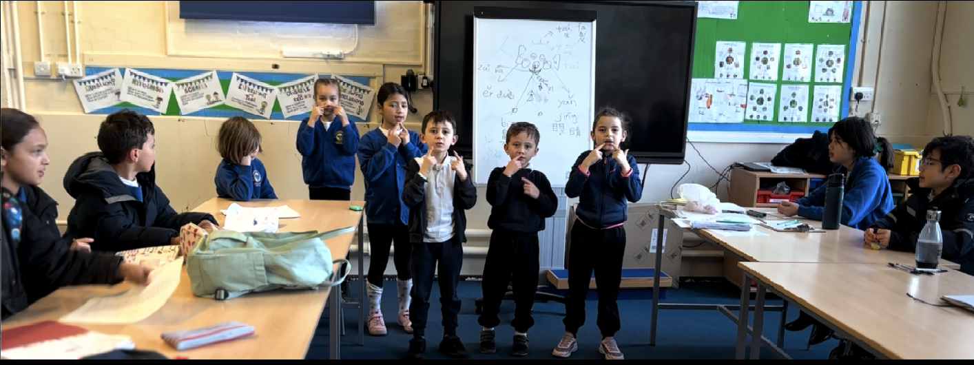 學生們認真學習每一首歌曲，展現出高度的投入與熱情。