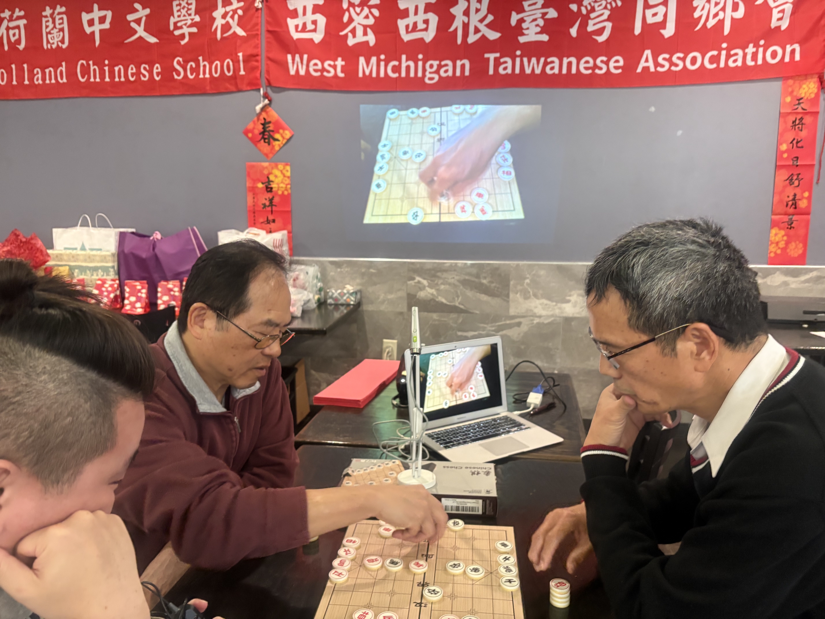 葉冬福教大家玩象棋，培養學生另類的人際交往。