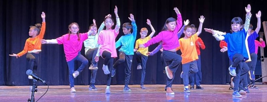 學生以充滿活力的節目表演，迎接馬年