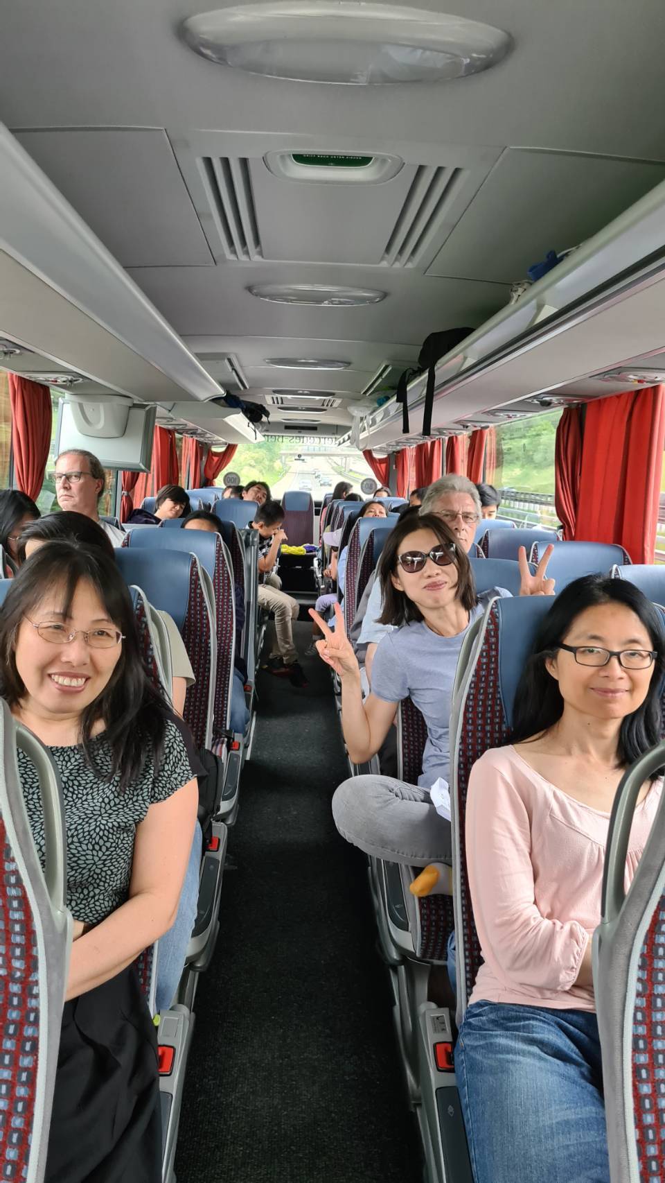 50位師生與家長在當天早上共同搭乘巴士