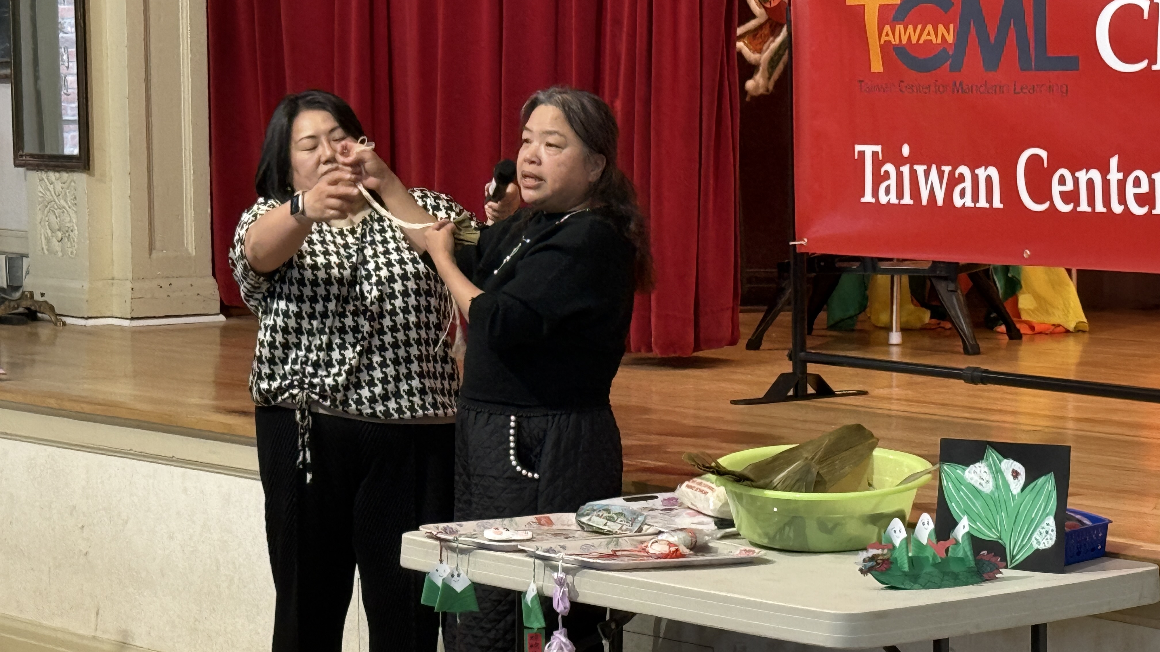 謝明珠老師示範的「包粽子」