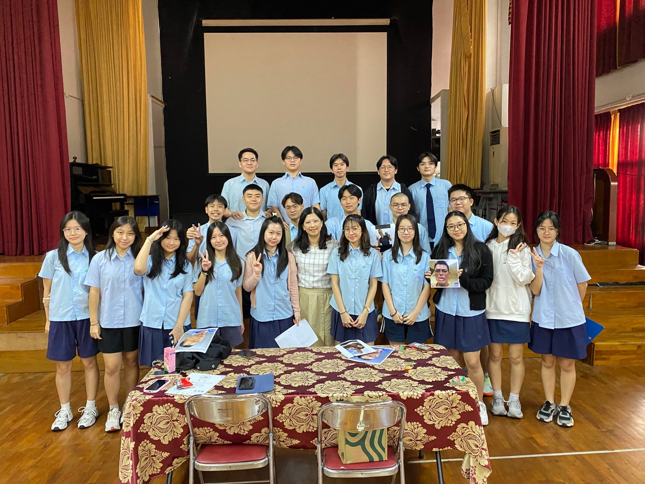 評審李安寧老師與G12同學合影