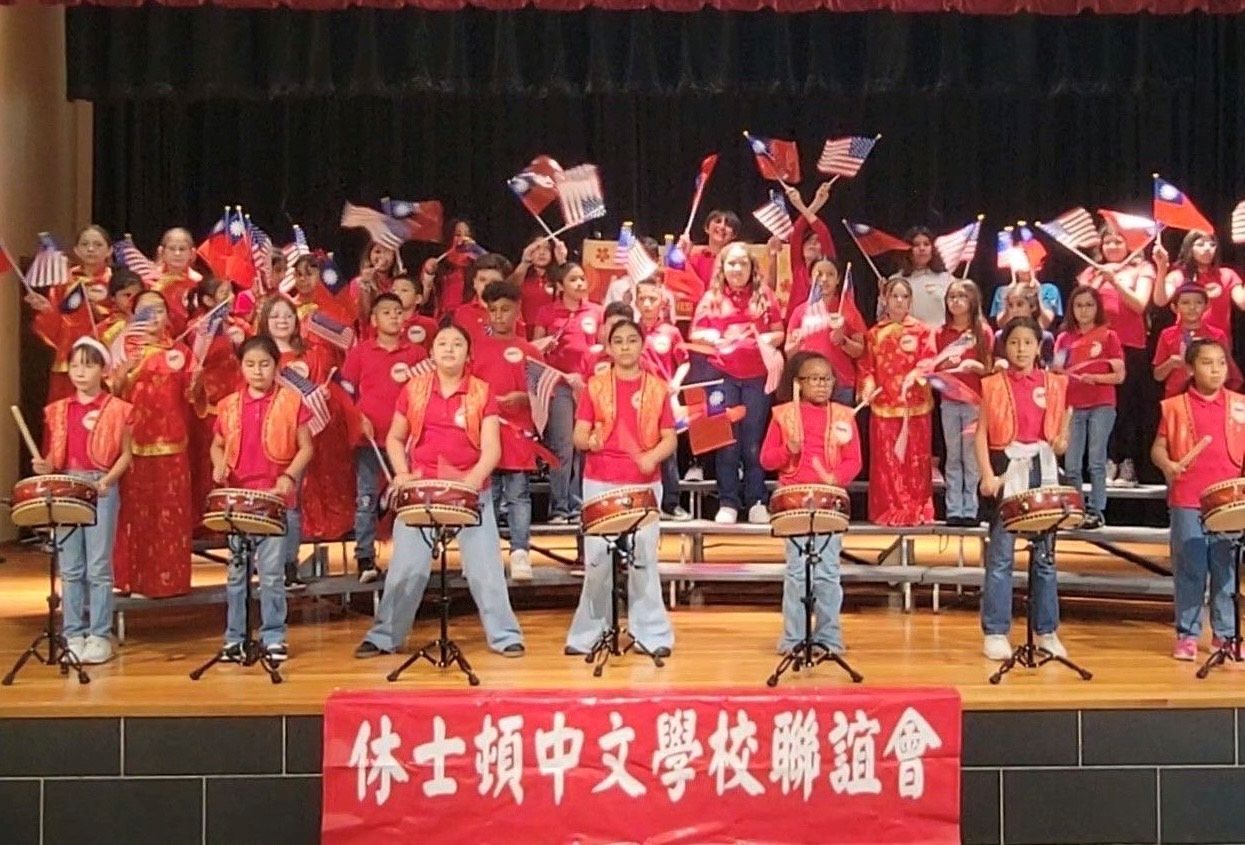 林琬真會長教導學生表演台灣太鼓