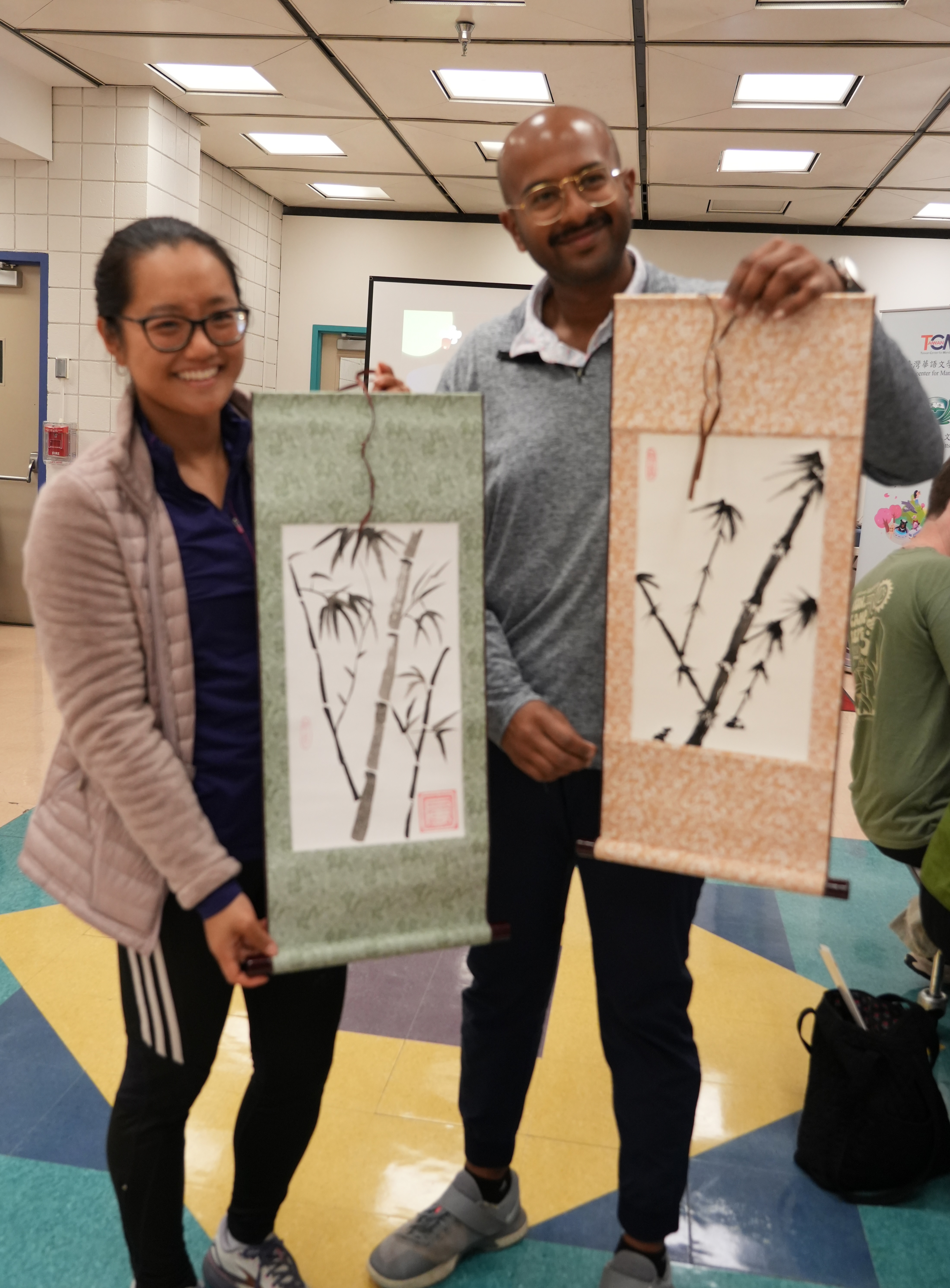 國畫書法攤由張煜芳老師主持，細心教導學生寫書法和畫竹子