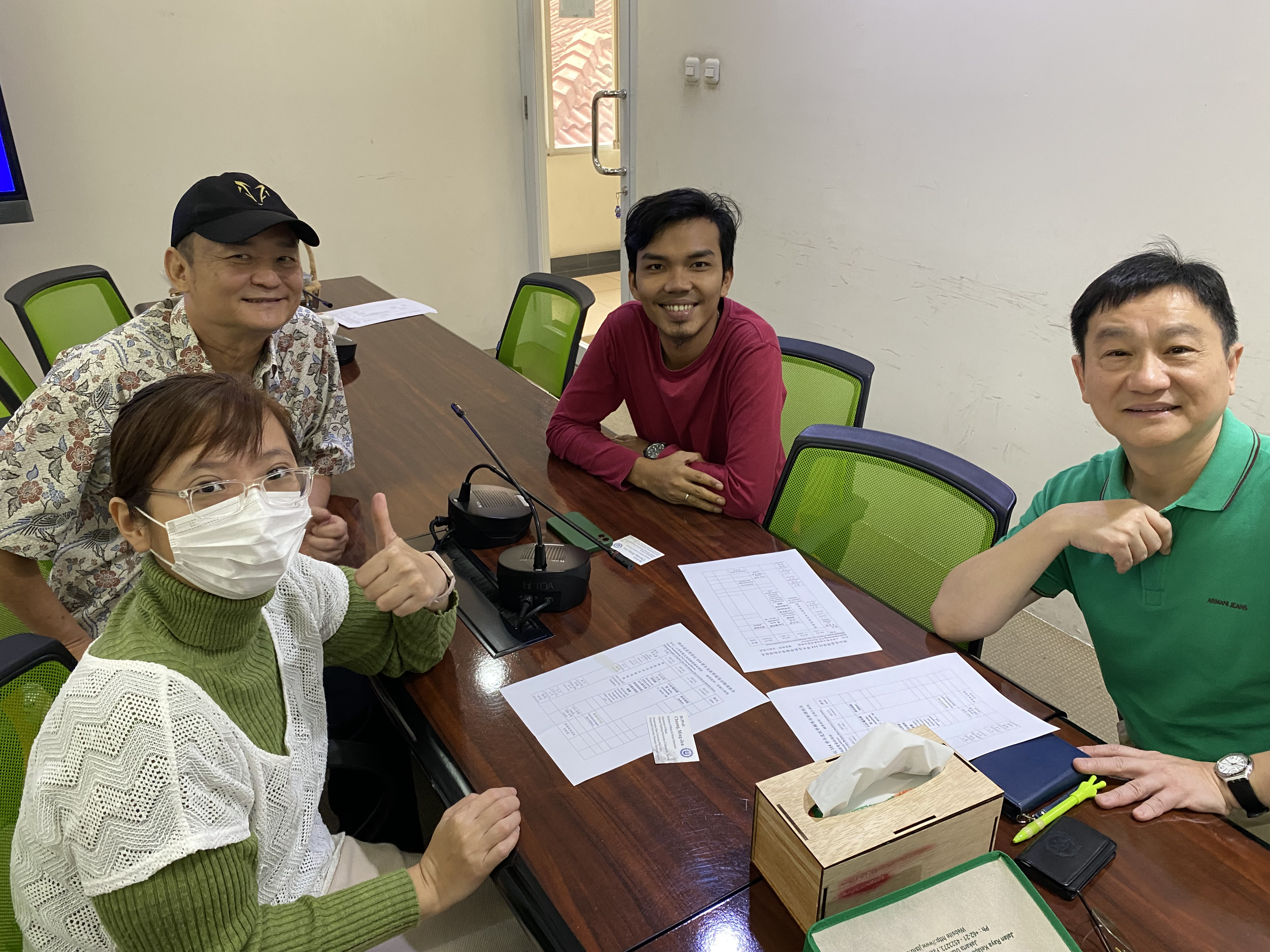 莊敏仁教授與張校長、音樂教師Mr.Ben交換藝術教學心得