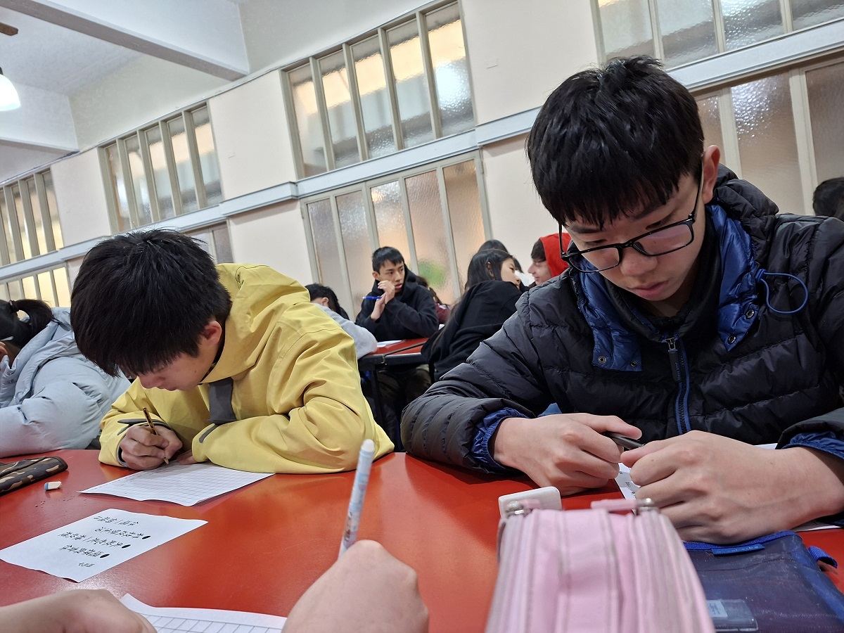 國中部學生作文比賽情境：全神貫注
