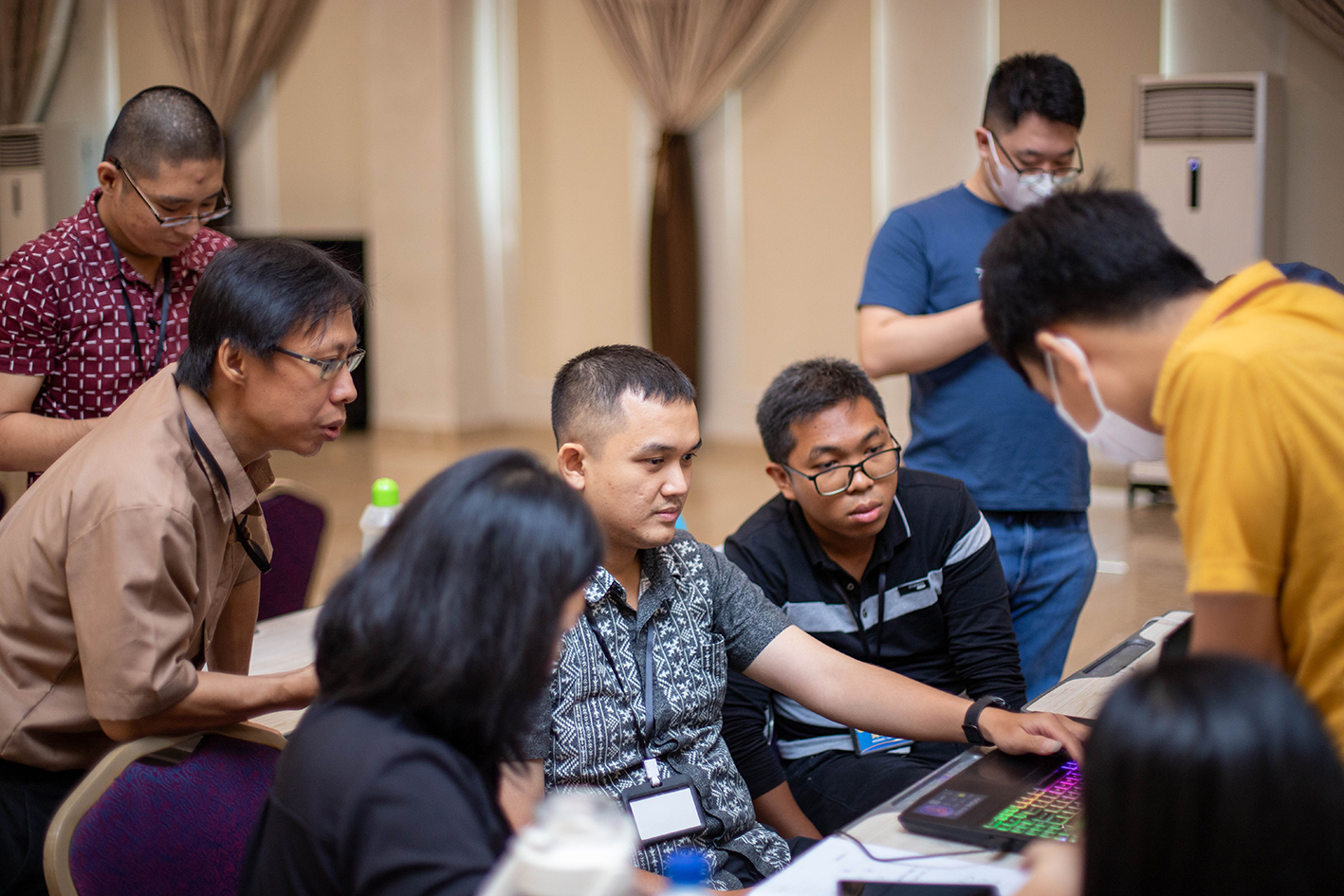 參加培訓老師正在小組討論